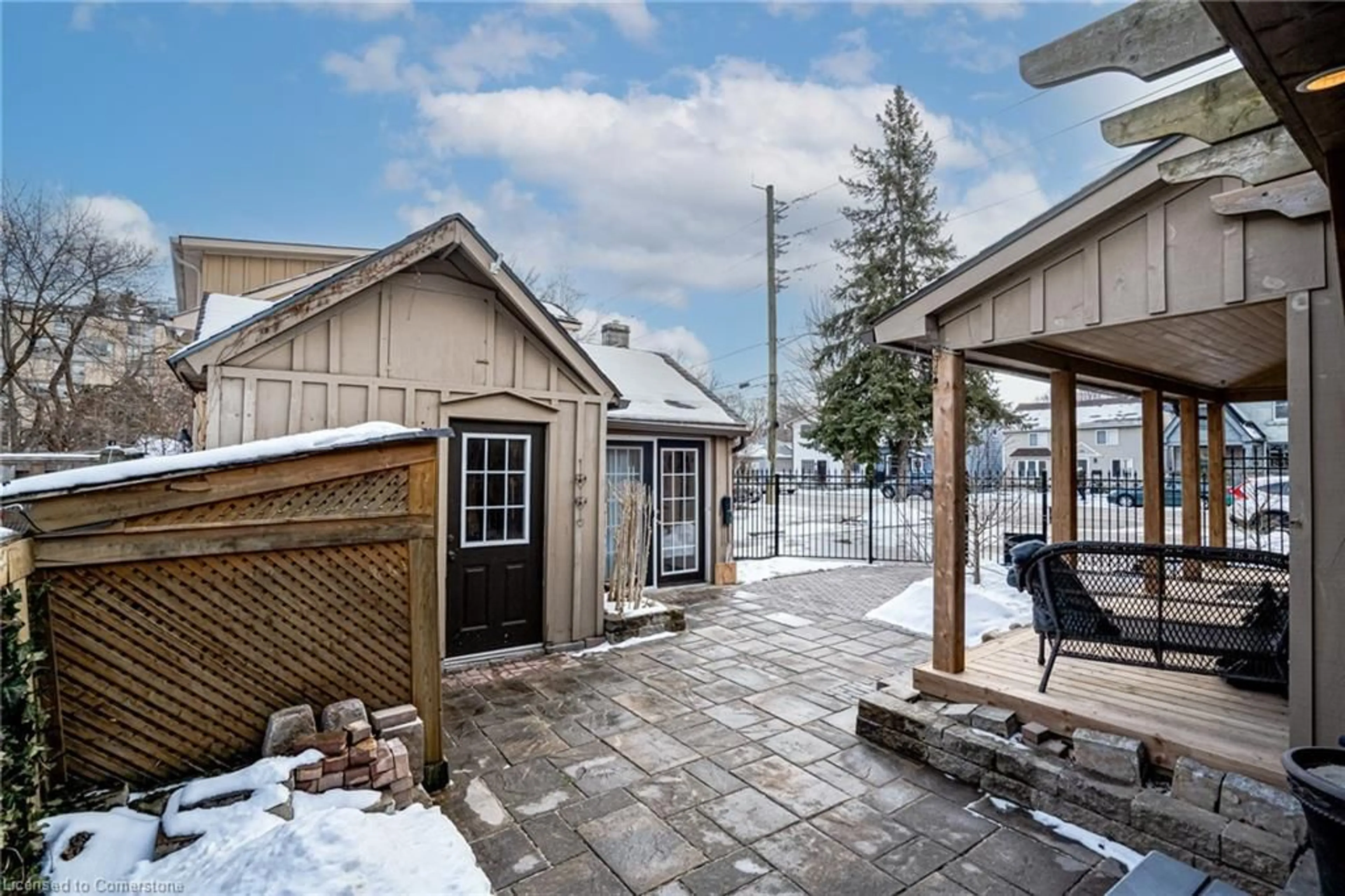 Patio, street for 183 Hatt St, Dundas Ontario L9H 2G7