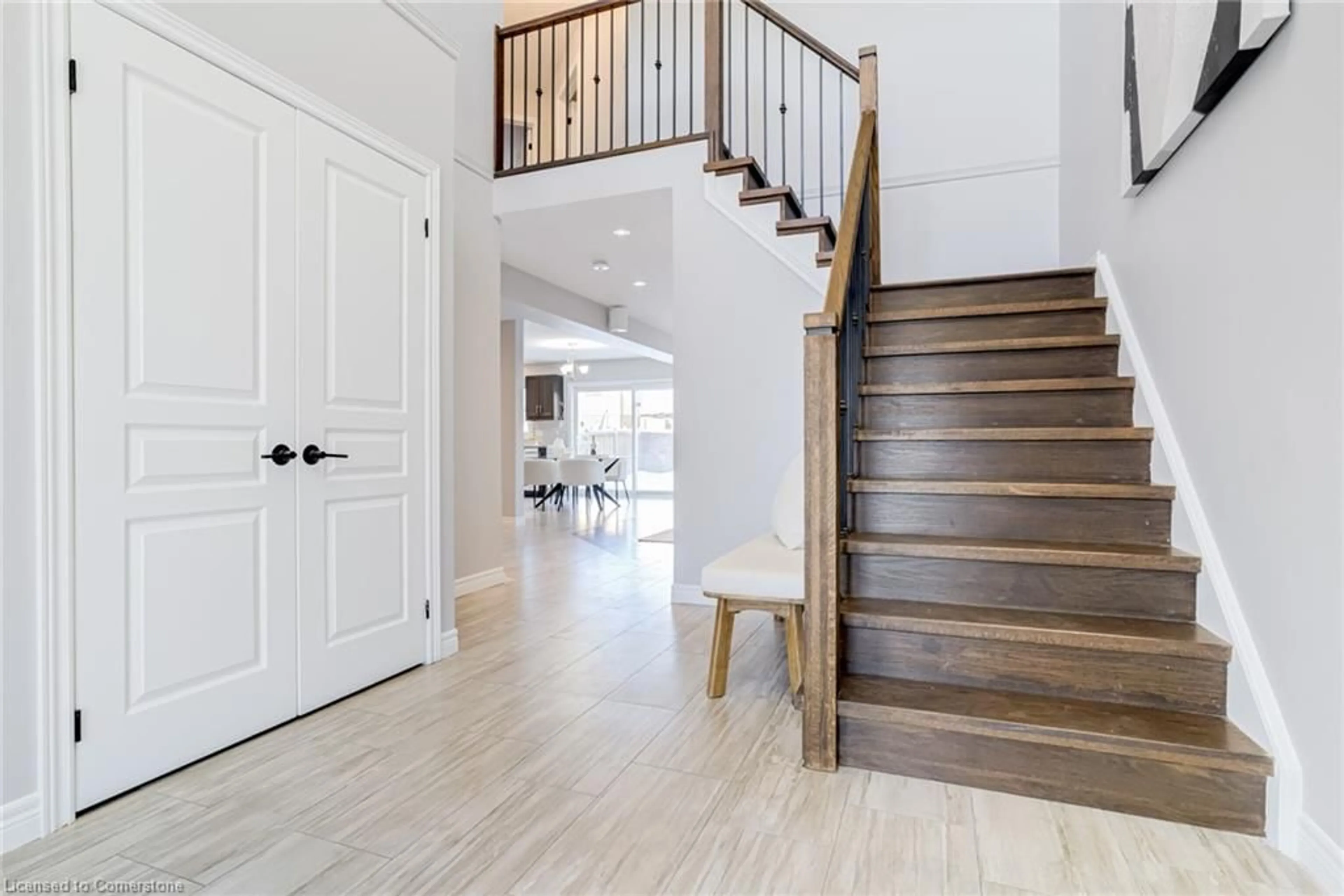 Indoor entryway for 10 Stuckey Lane Lane, Grand Valley Ontario L9W 6W5