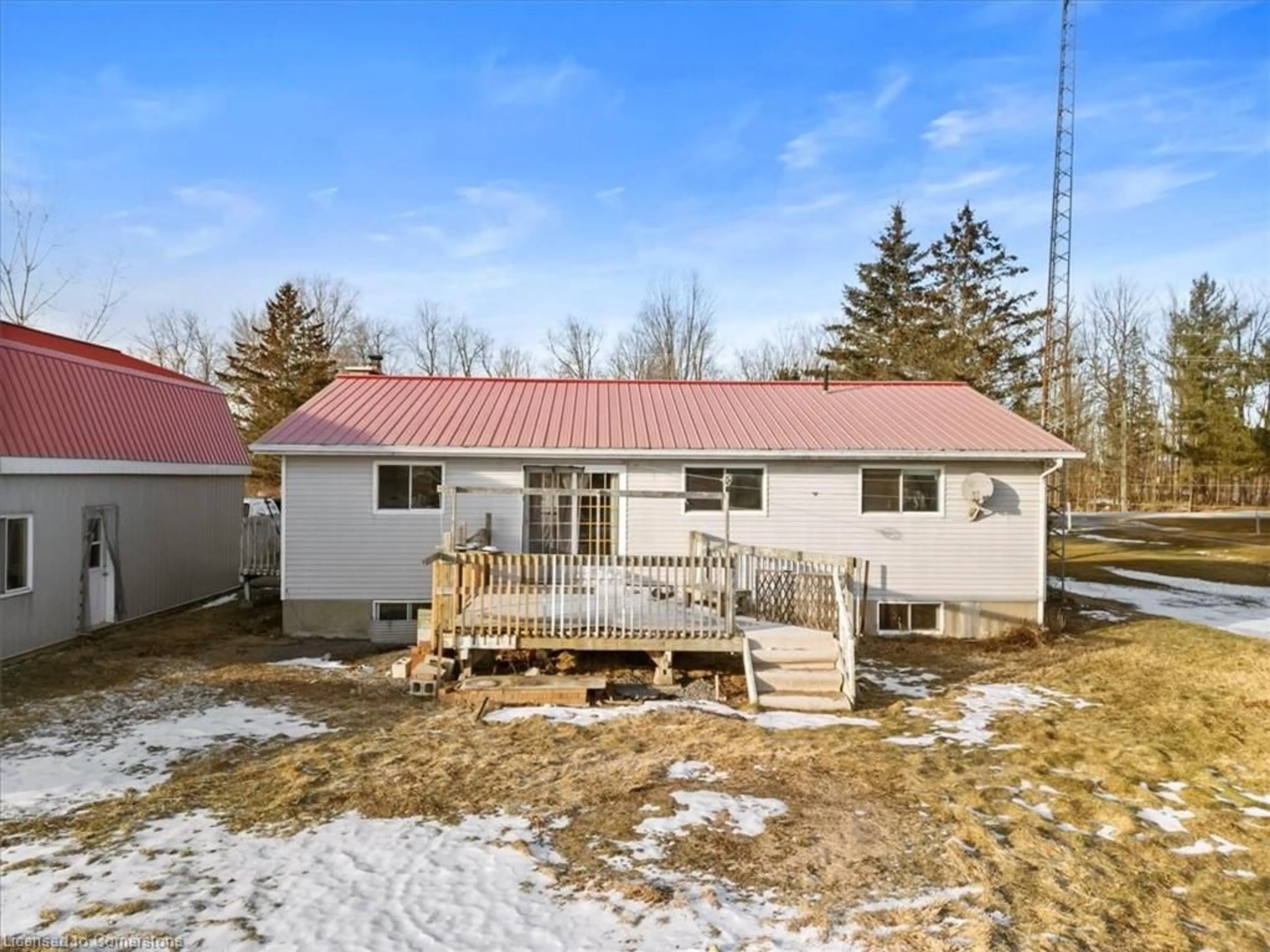 A pic from outside/outdoor area/front of a property/back of a property/a pic from drone, unknown for 3062 Old Hwy 17, Clarence-Rockland Ontario K4K 1W3