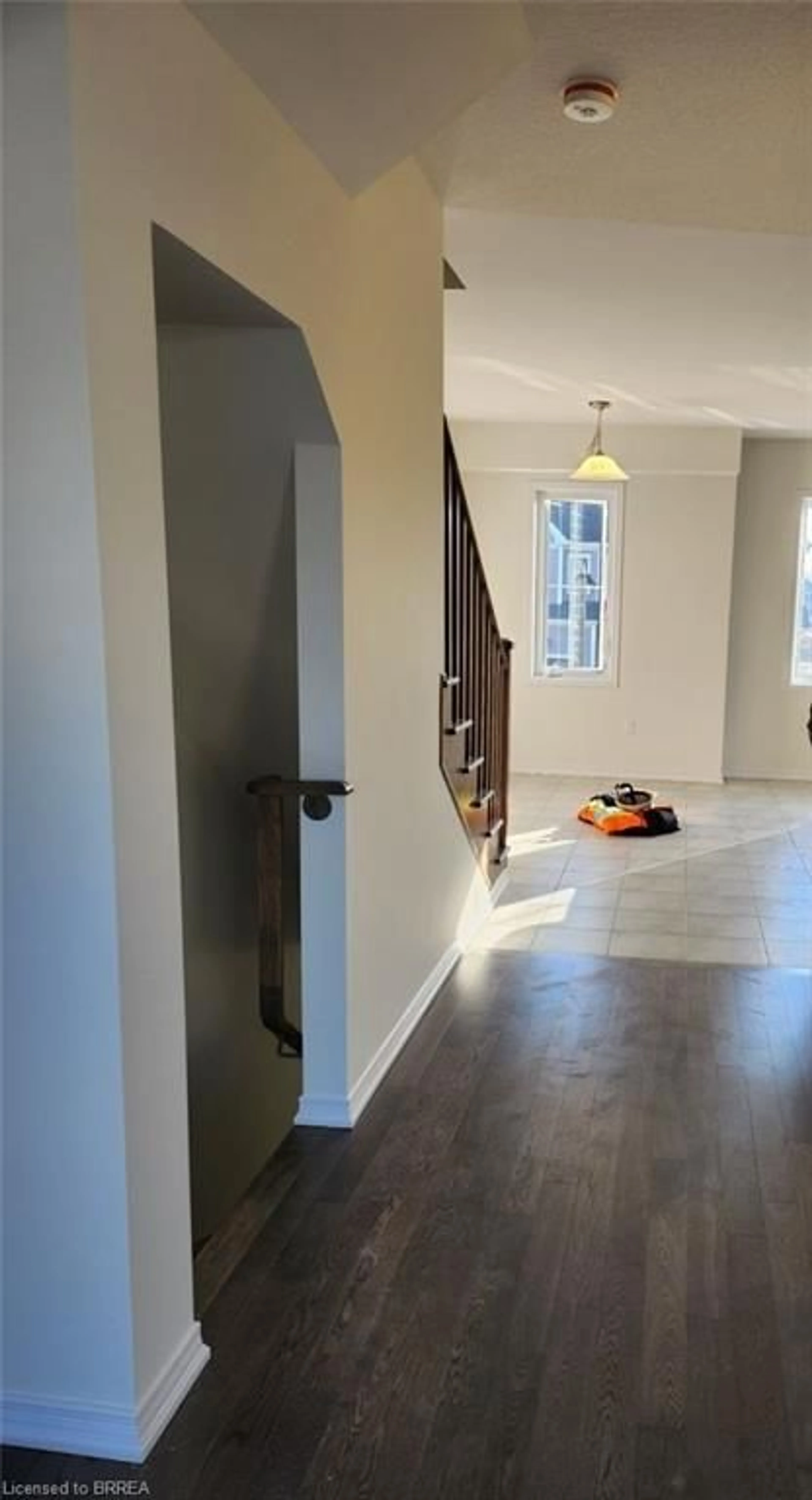 Indoor entryway for 10 Baskett St, Brantford Ontario N3T 0W3