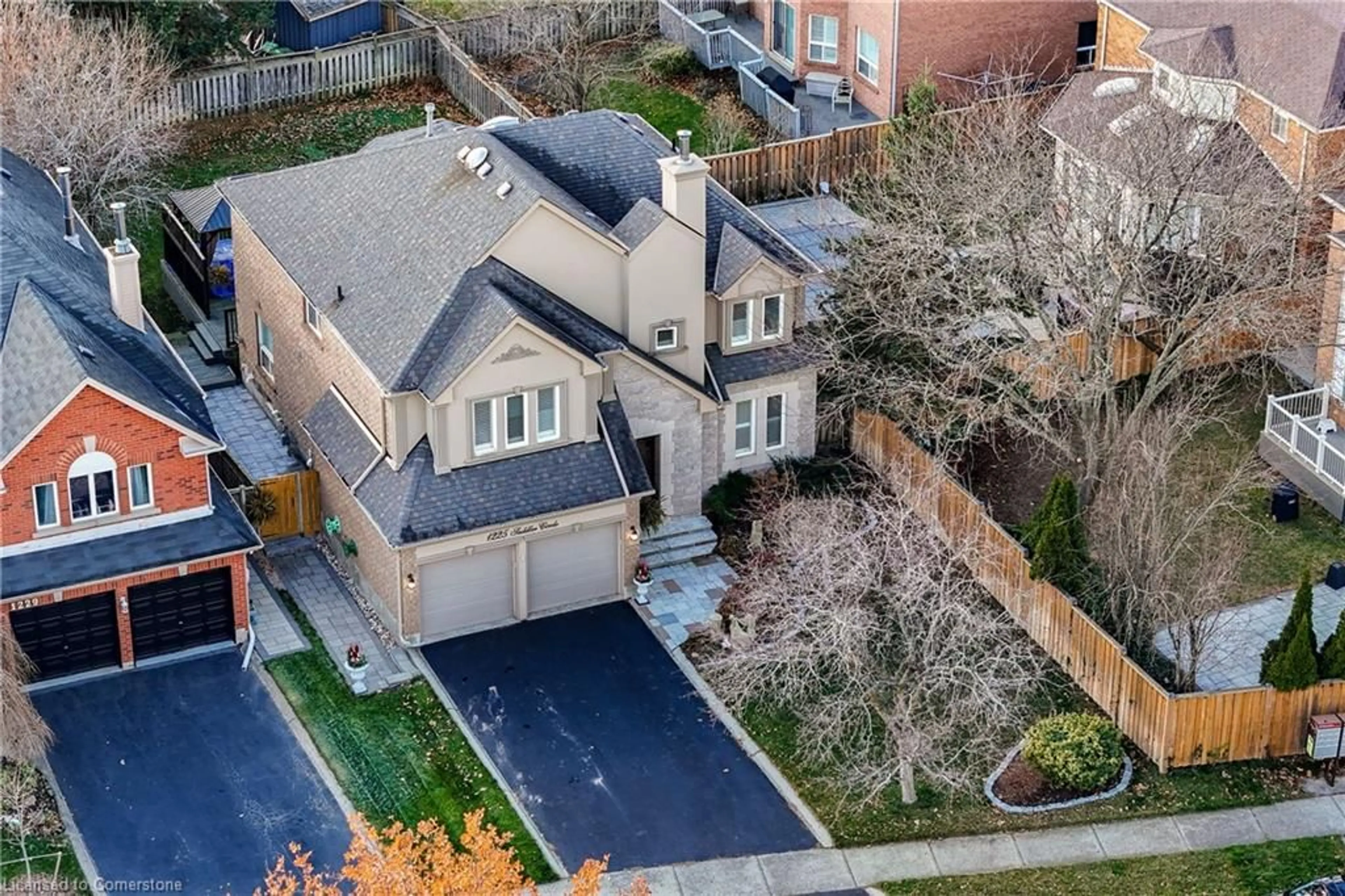 A pic from outside/outdoor area/front of a property/back of a property/a pic from drone, street for 1225 Saddler Cir, Oakville Ontario L6M 2X5