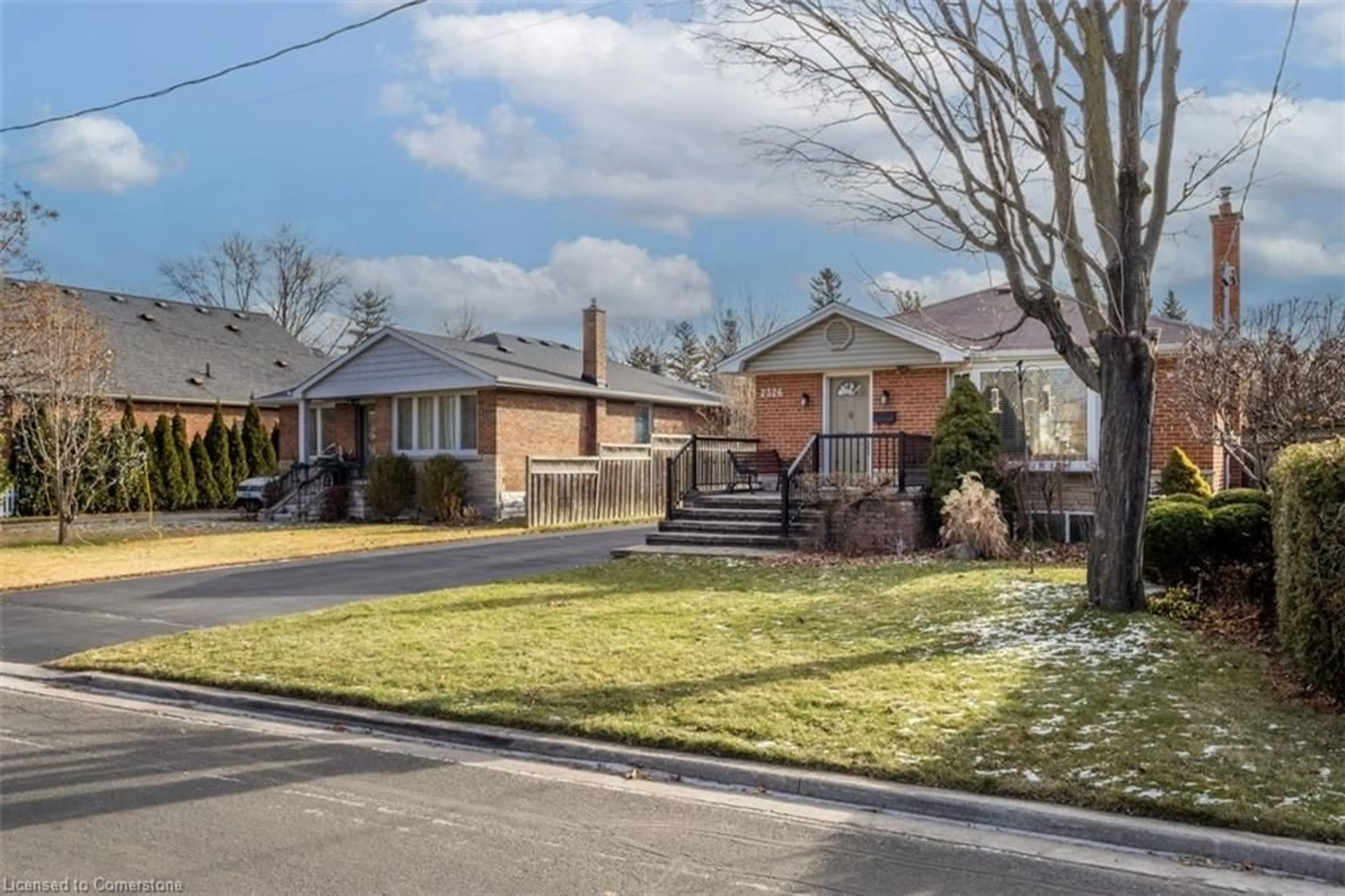 A pic from outside/outdoor area/front of a property/back of a property/a pic from drone, street for 2326 Redfern Rd, Burlington Ontario L7R 1X3