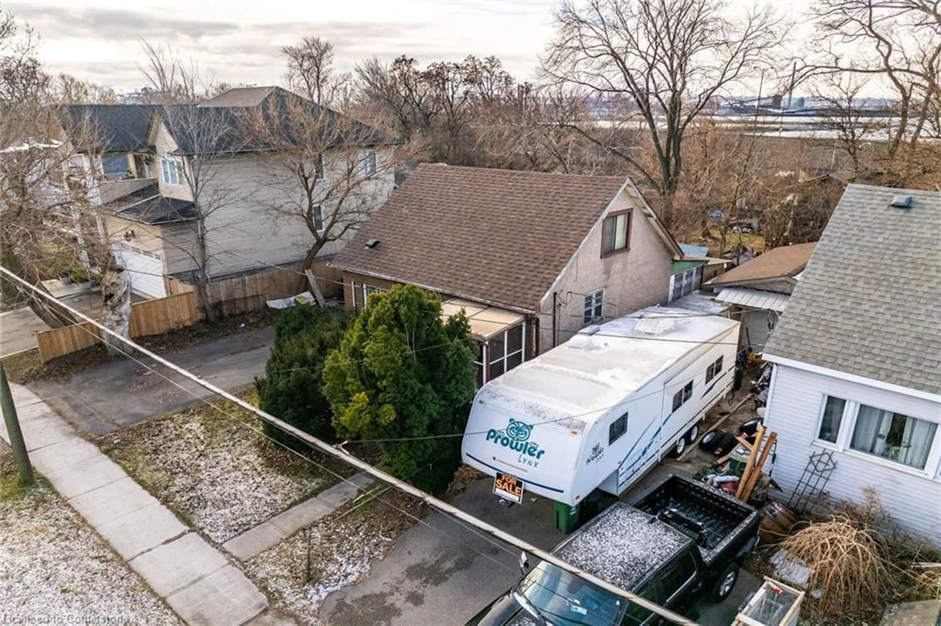 A pic from outside/outdoor area/front of a property/back of a property/a pic from drone, street for 858 Beach Blvd, Hamilton Ontario K8H 6Z4