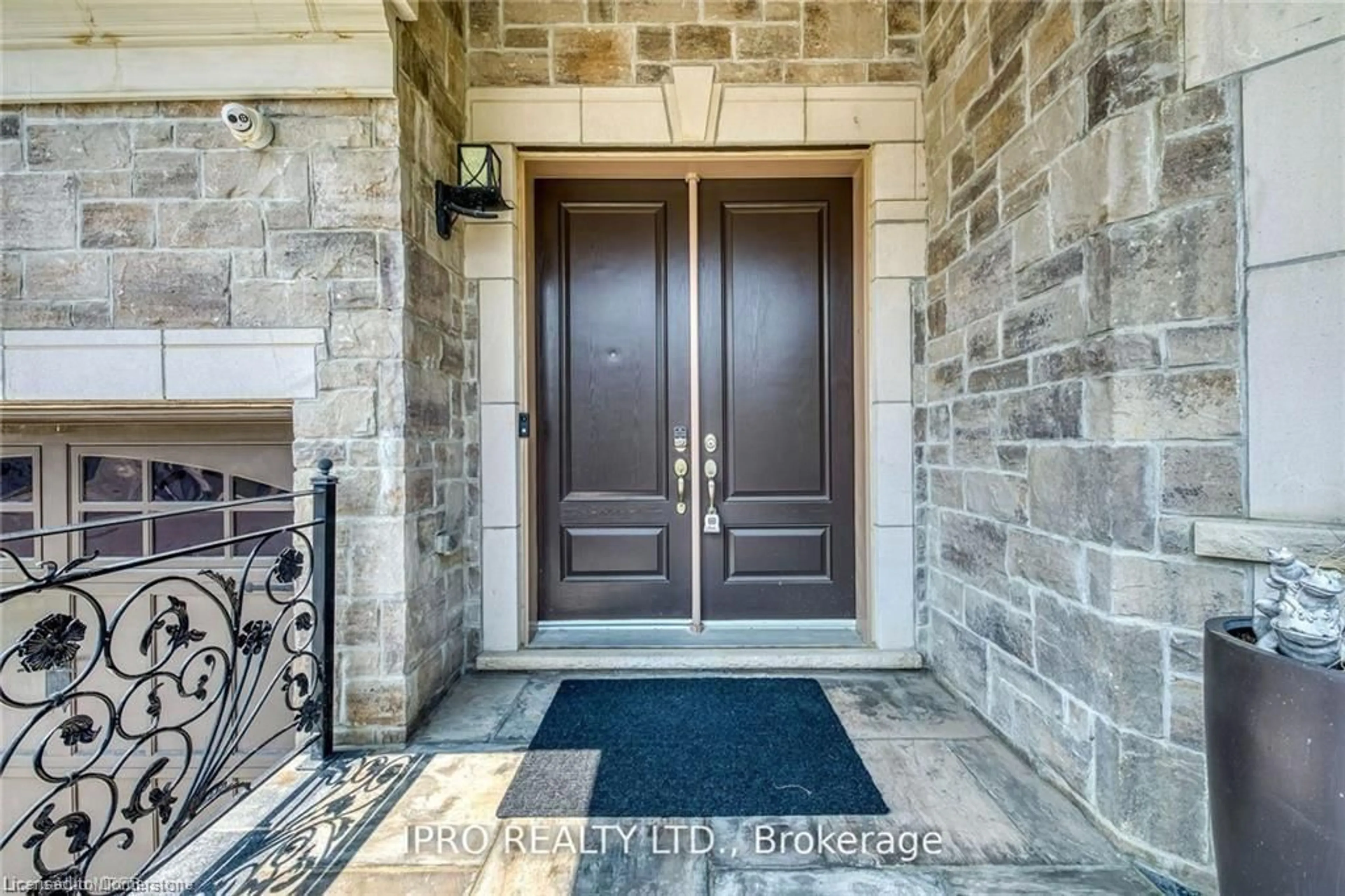 Indoor entryway for 20 Falkland Rd, Brampton Ontario L6P 4C3