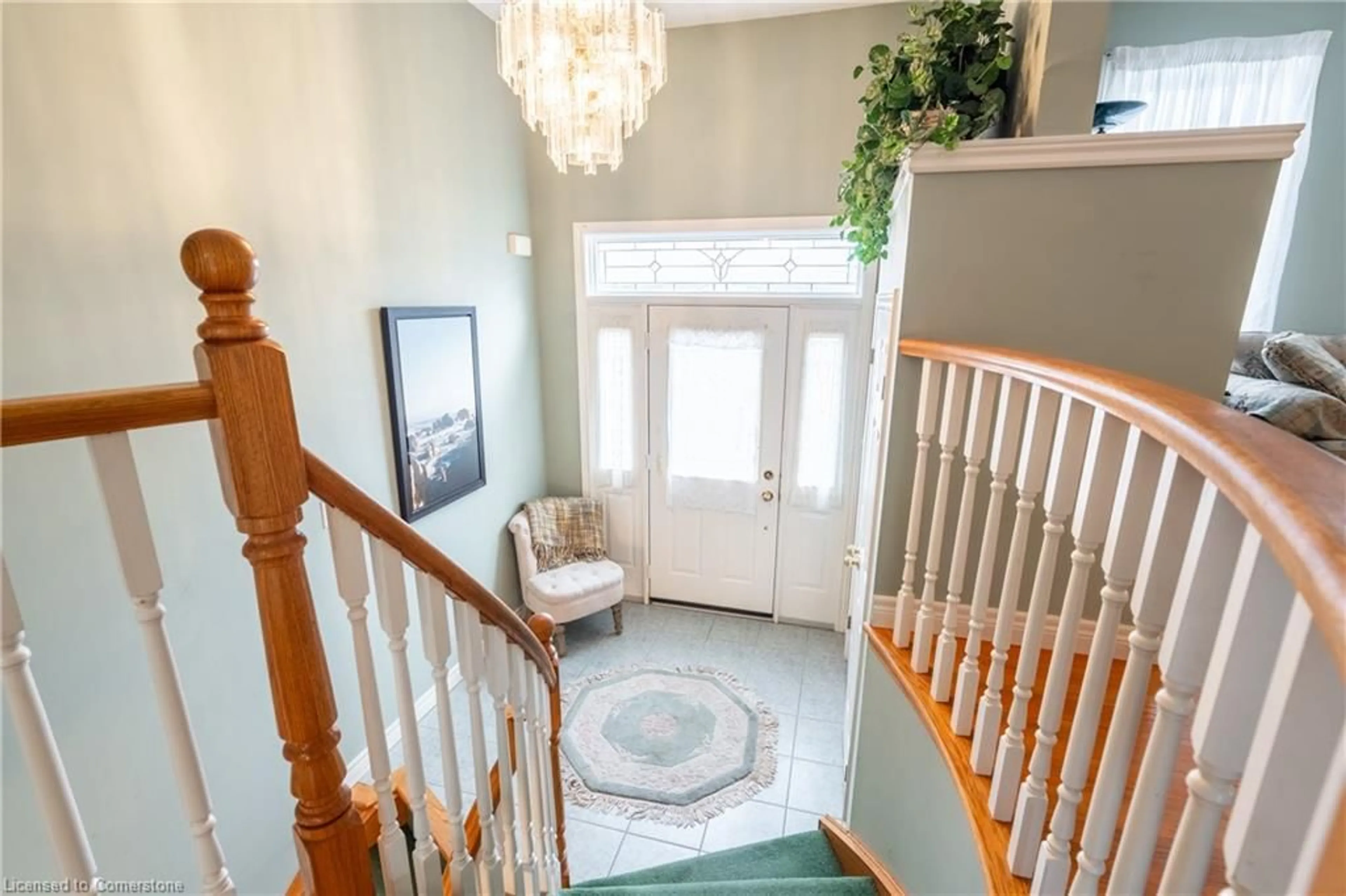 Indoor foyer for 4388 Lincoln Ave, Beamsville Ontario L3J 1S5