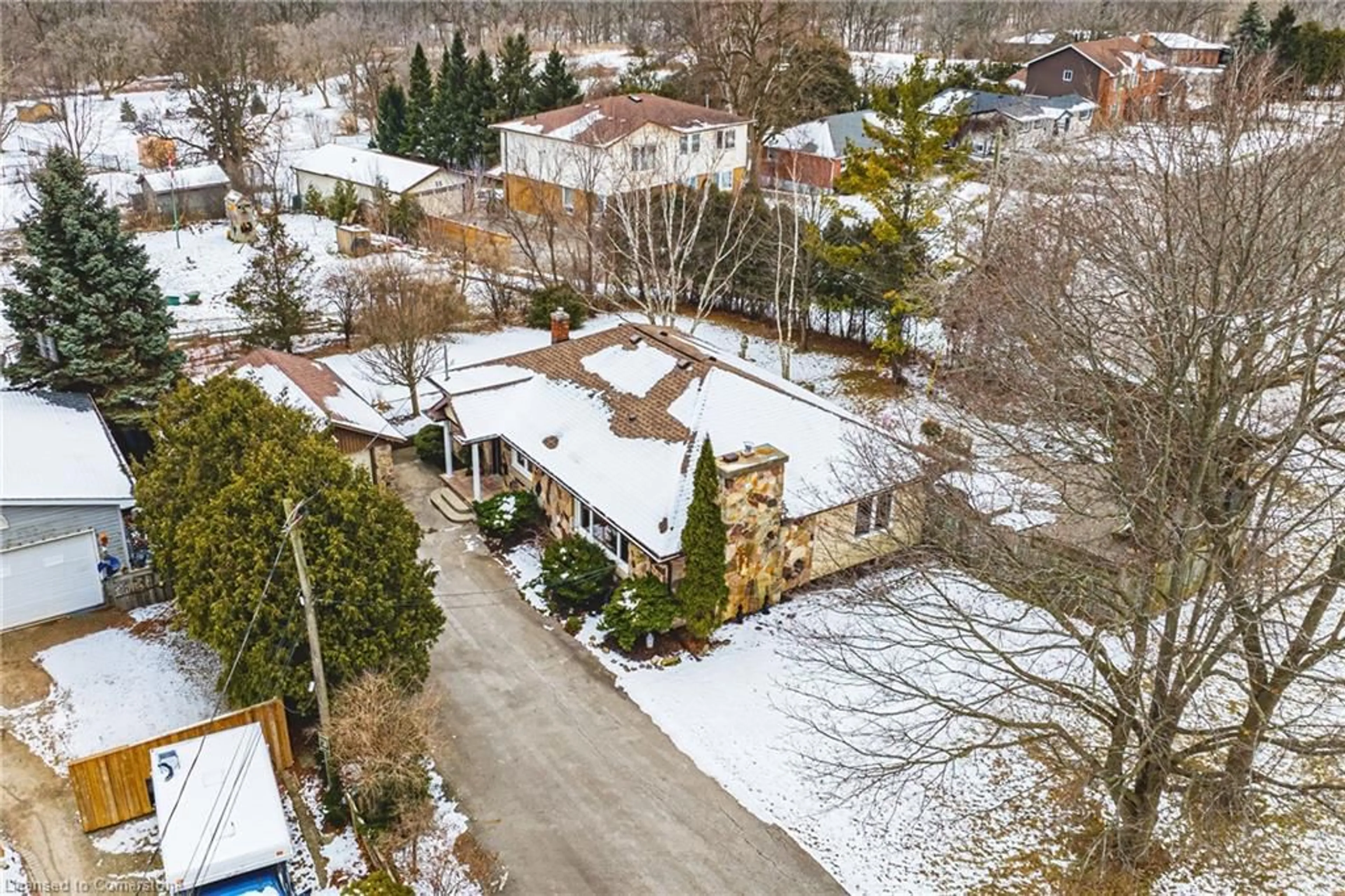 A pic from outside/outdoor area/front of a property/back of a property/a pic from drone, street for 61 Home St, Dundas Ontario L9H 5W2