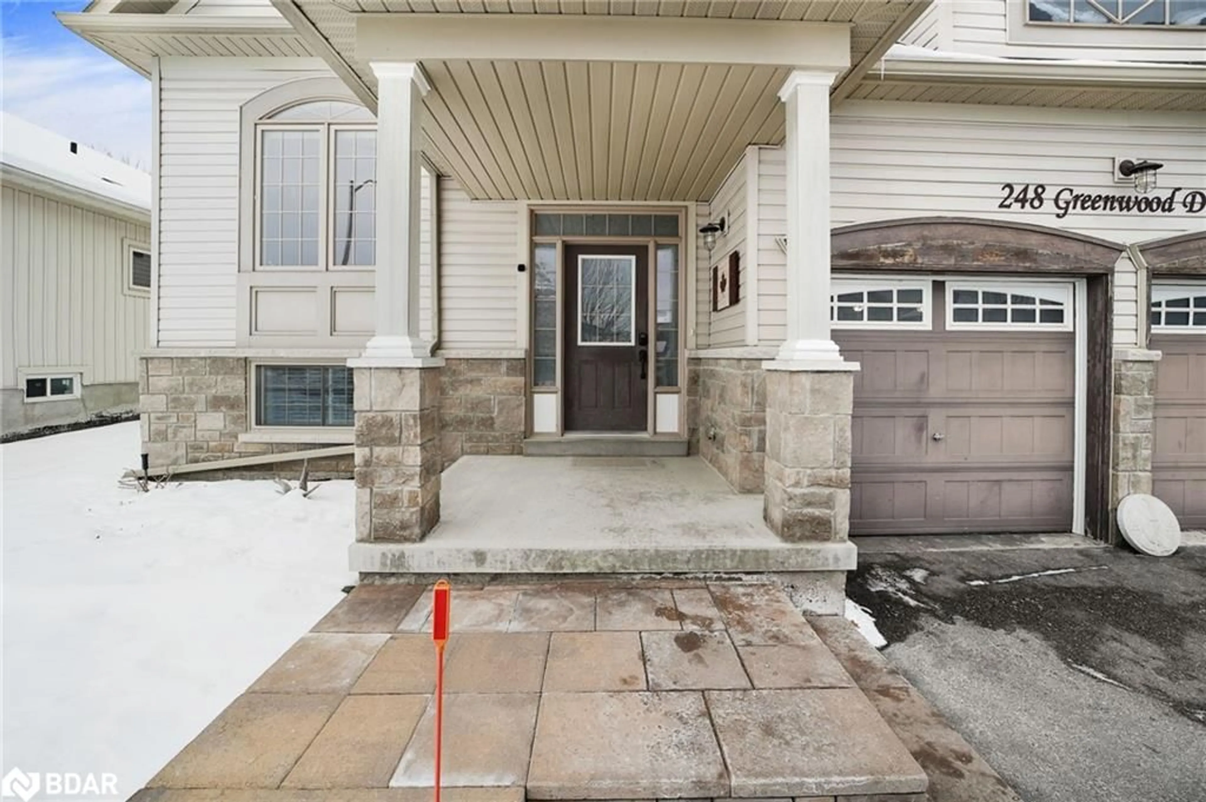 Indoor entryway for 248 Greenwood Dr, Angus Ontario L3W 0E9