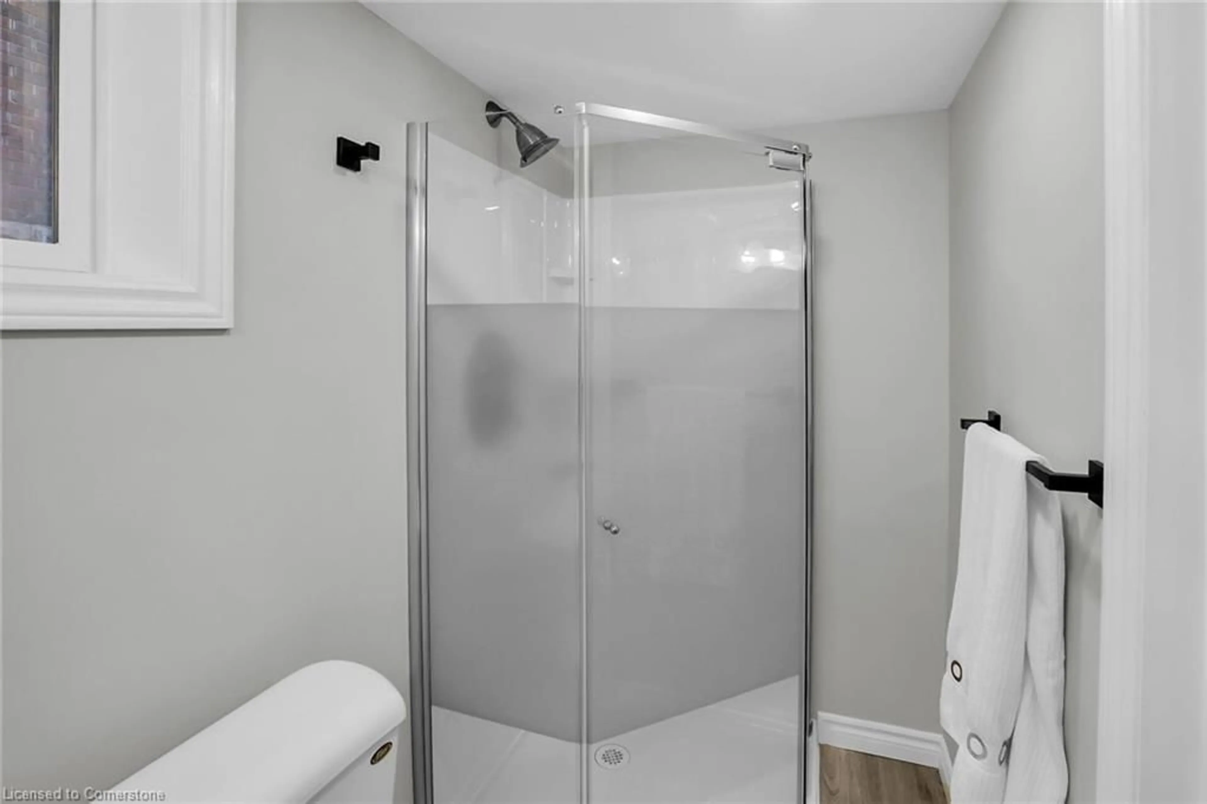 Standard bathroom, ceramic/tile floor for 65 London St, Hamilton Ontario L8K 2G4