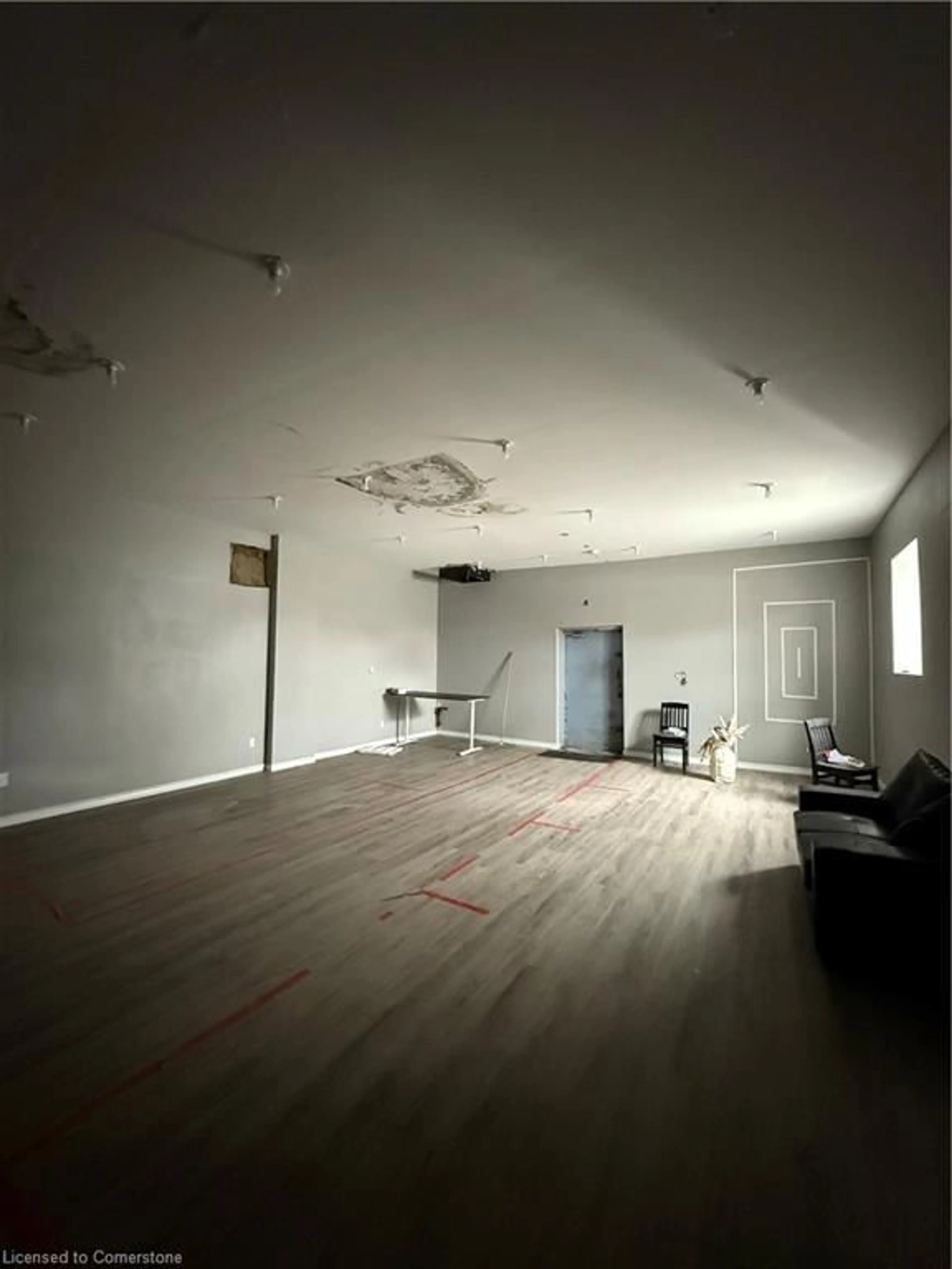 A pic of a room for 140 Beach Rd, Hamilton Ontario L8L 4A3