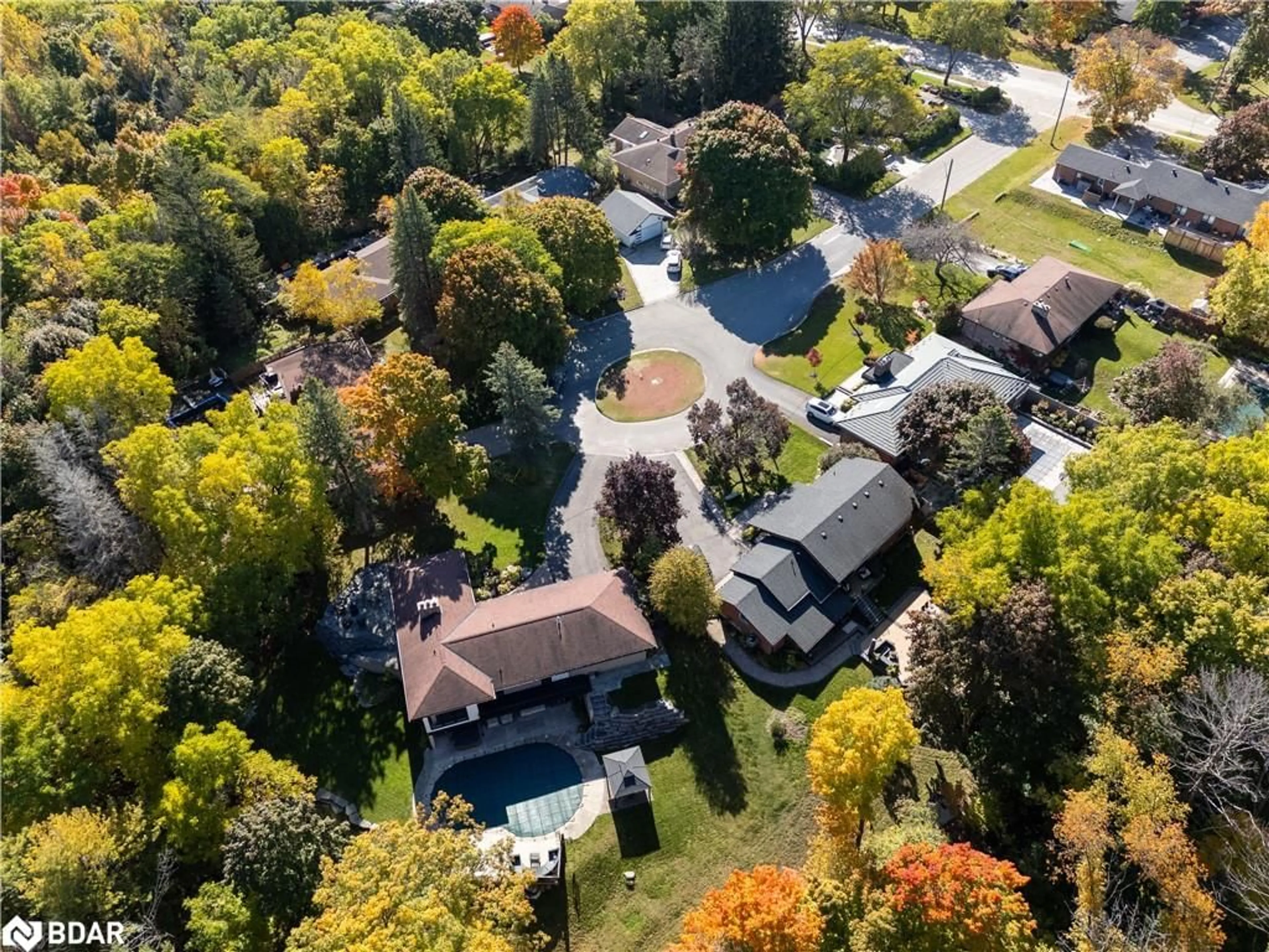 A pic from outside/outdoor area/front of a property/back of a property/a pic from drone, street for 4 Brookdale Drive, Barrie Ontario L4N 1N5