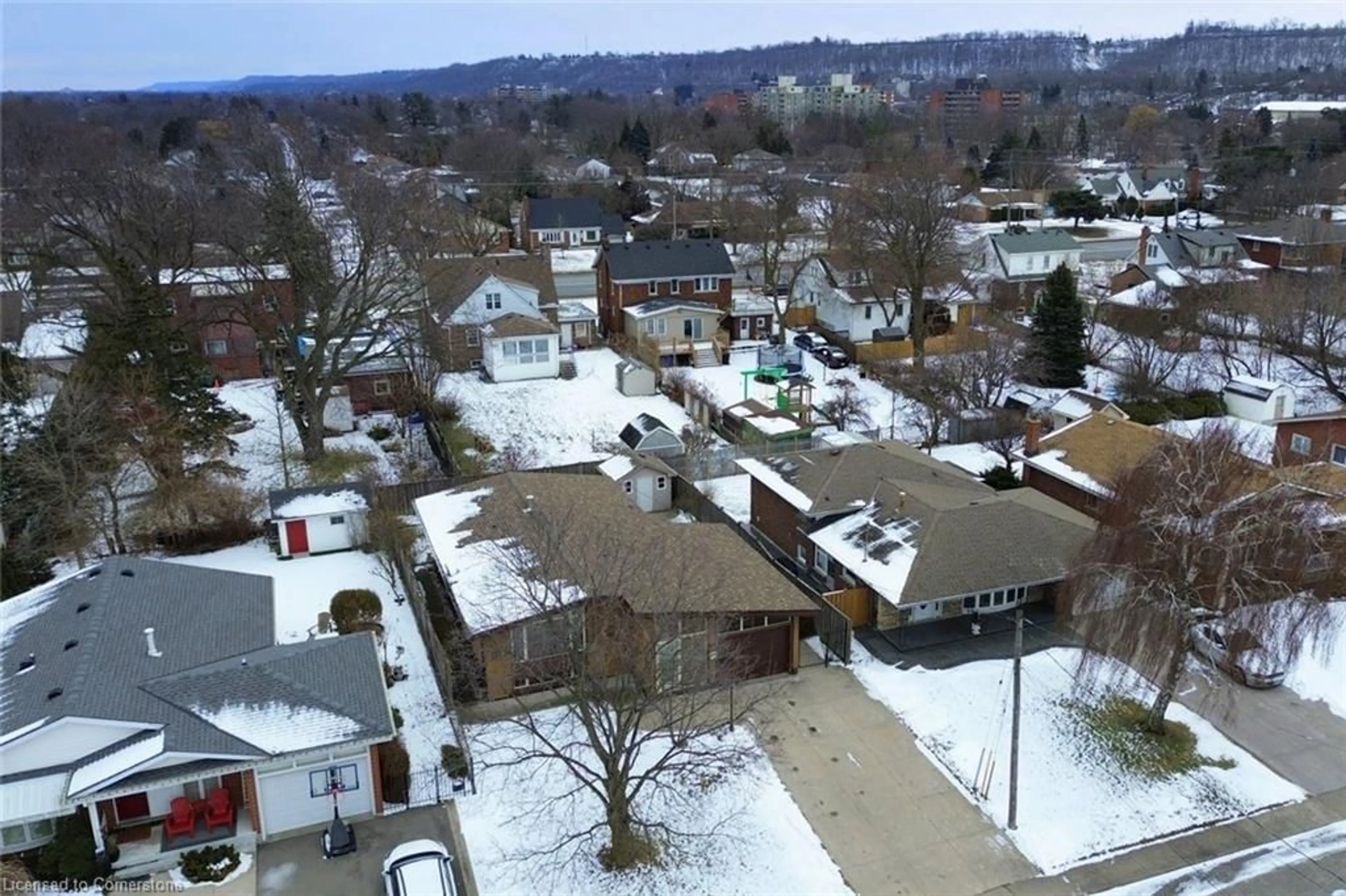 A pic from outside/outdoor area/front of a property/back of a property/a pic from drone, street for 40 Grande Ave, Stoney Creek Ontario L8G 2E1