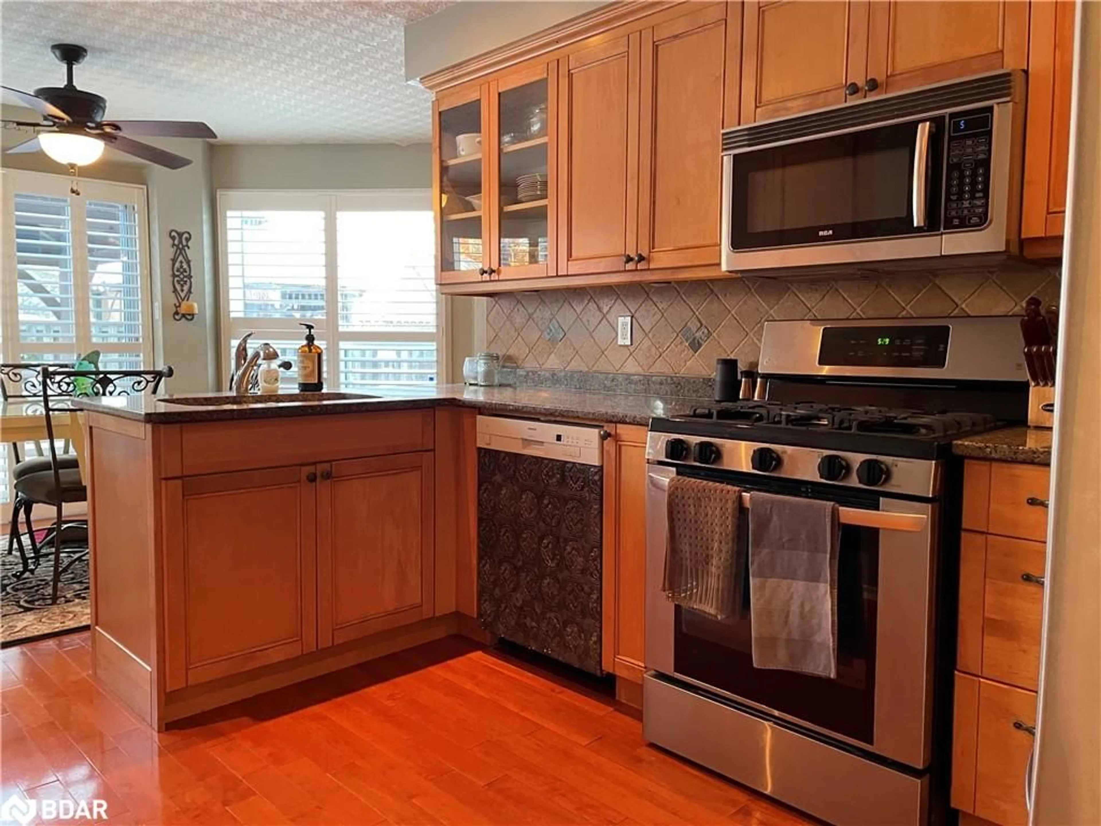 Standard kitchen, unknown for 21 Barwick Dr, Barrie Ontario L4N 6Z7