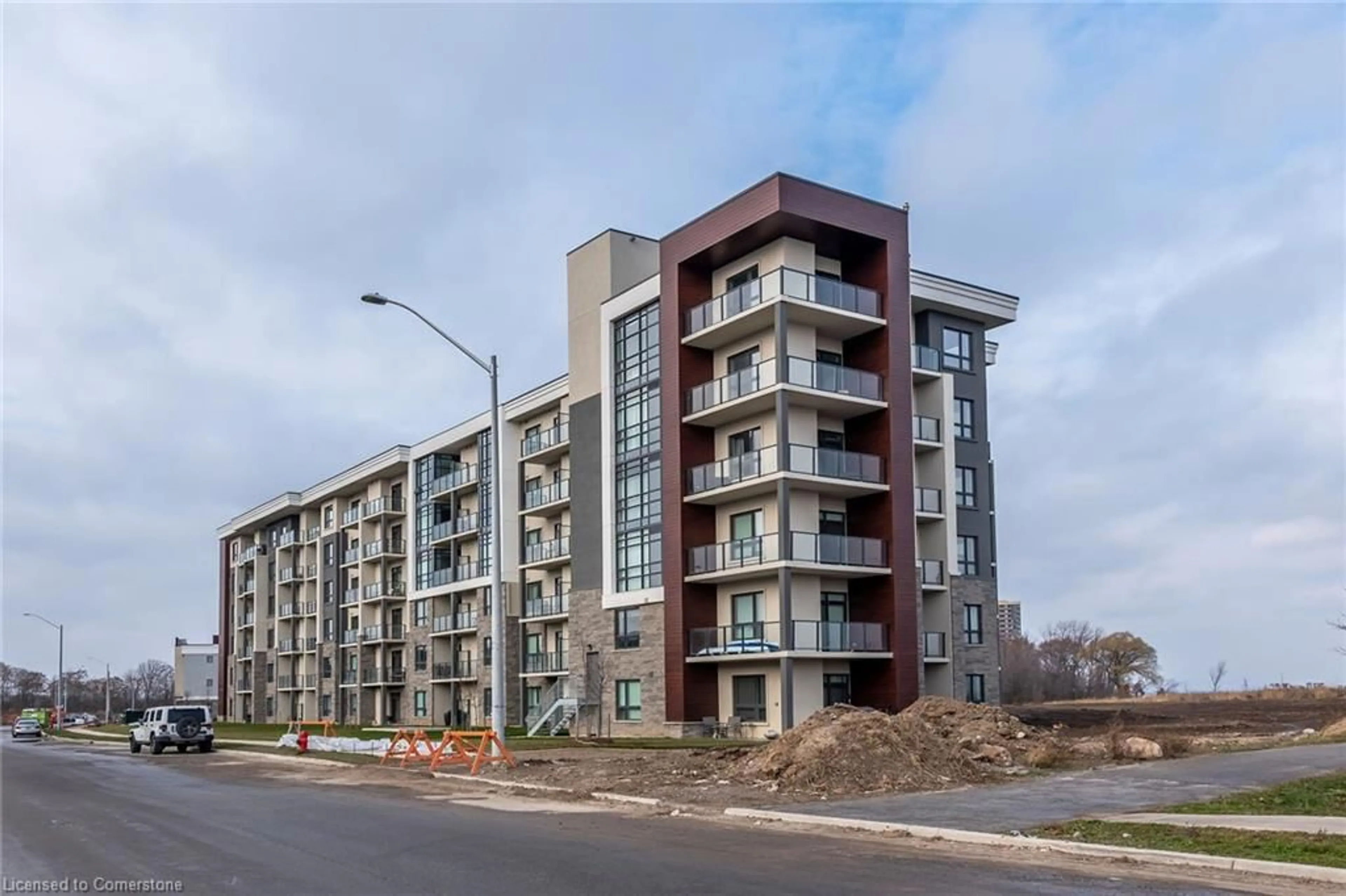 A pic from outside/outdoor area/front of a property/back of a property/a pic from drone, building for 101 Shoreview Pl #424, Stoney Creek Ontario L8E 0K2