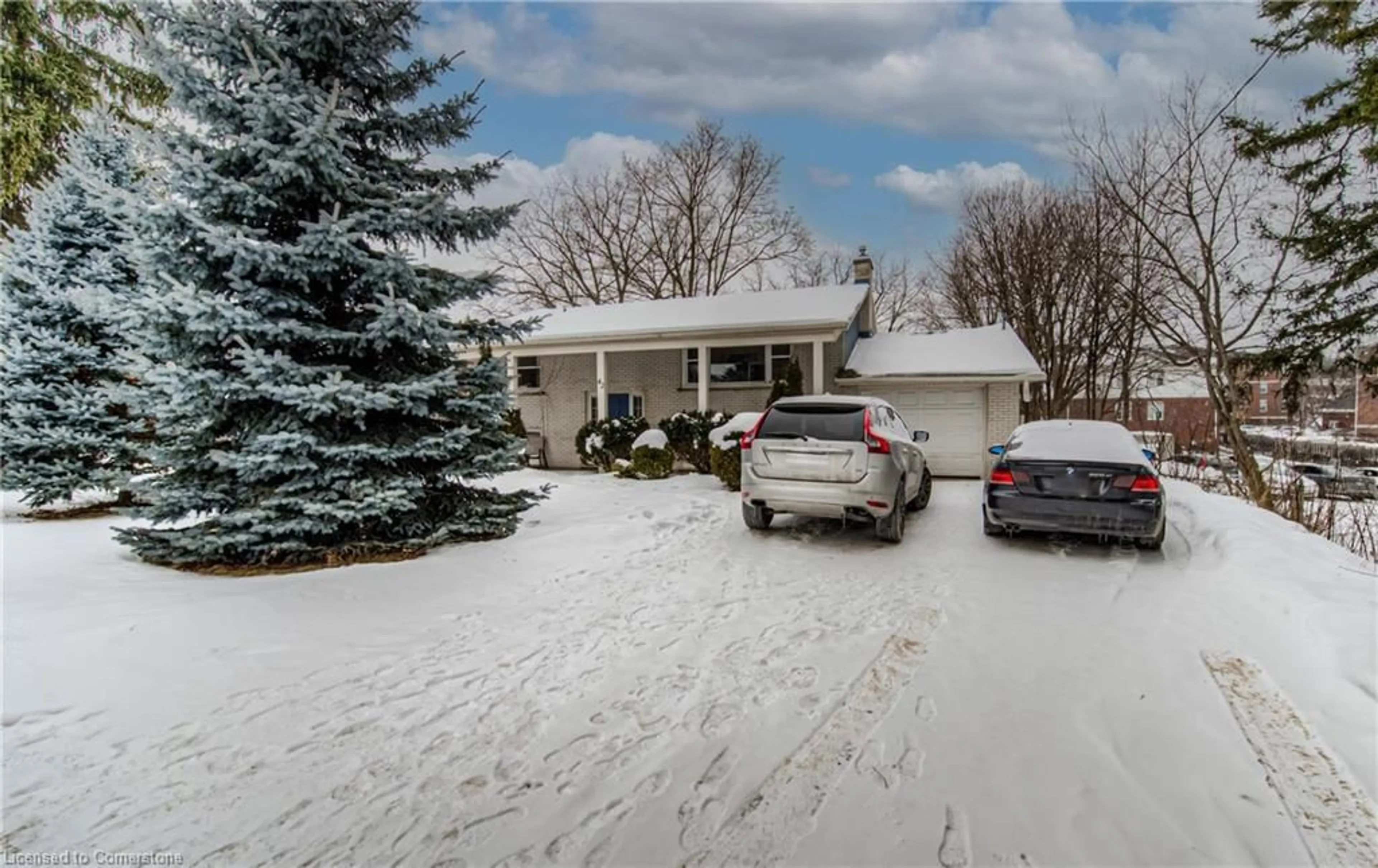 A pic from outside/outdoor area/front of a property/back of a property/a pic from drone, street for St, Waterloo Ontario N2L 3A6