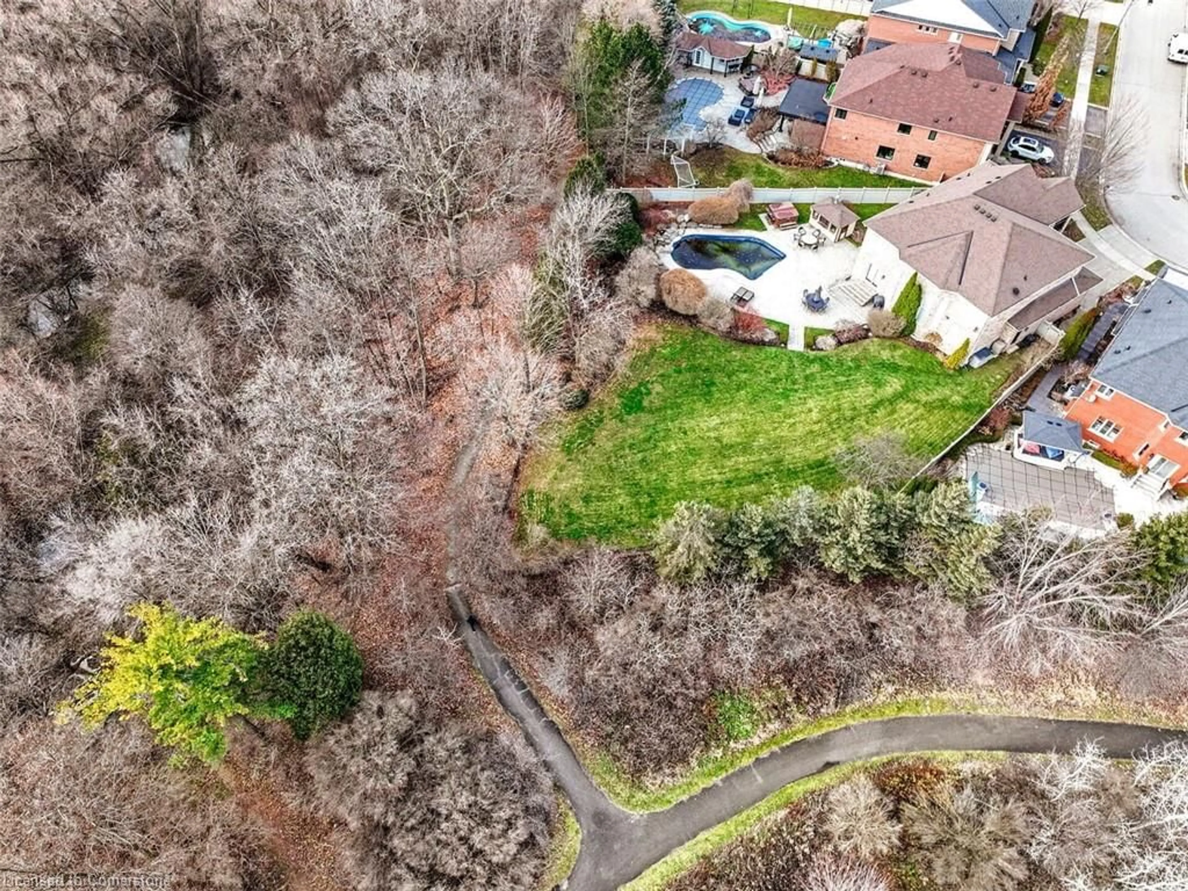 A pic from outside/outdoor area/front of a property/back of a property/a pic from drone, unknown for 2476 Hemmford Dr, Oakville Ontario L6M 4R6