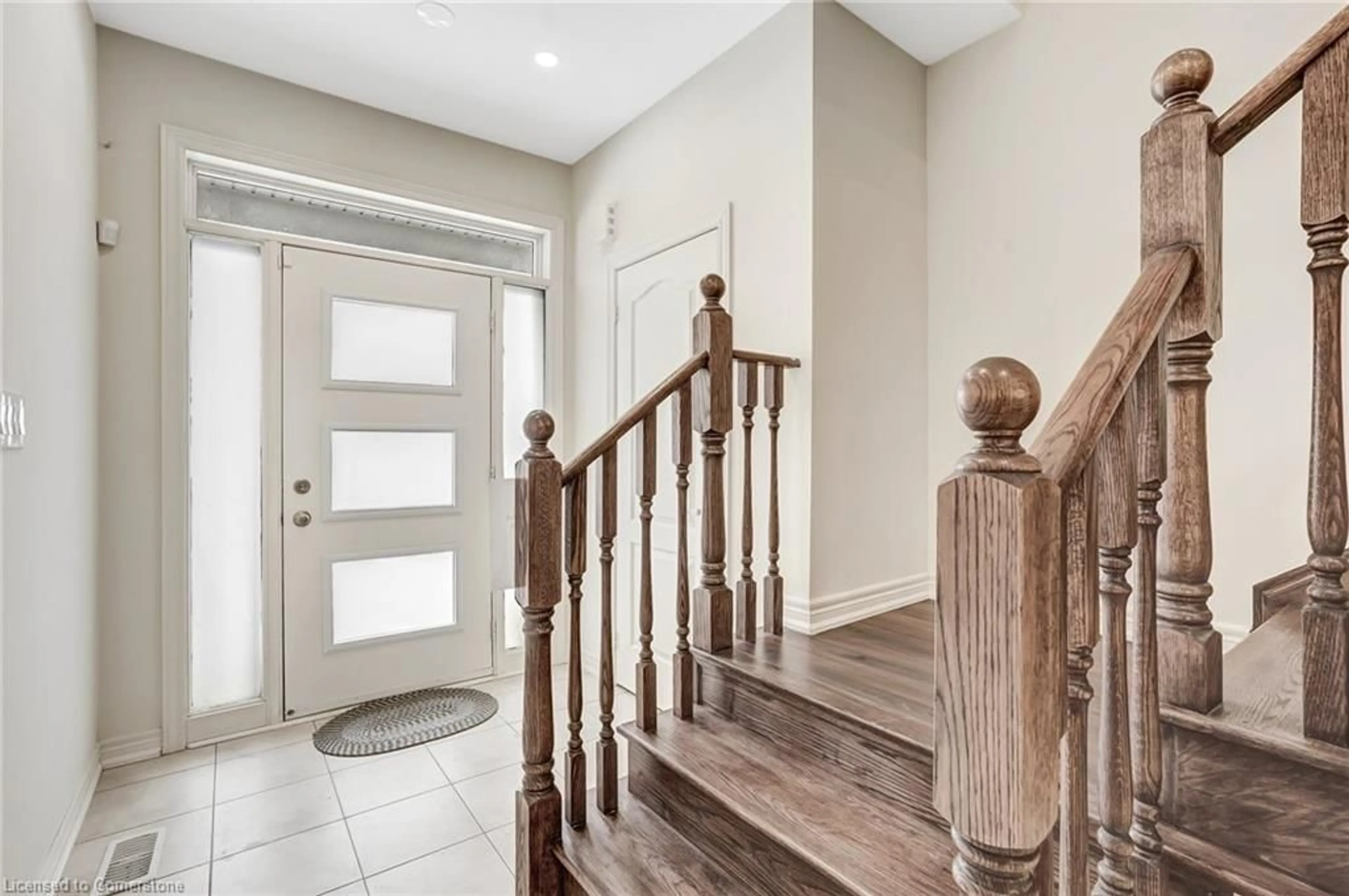 Indoor entryway for 116 Skinner Rd, Waterdown Ontario L8B 1Y3