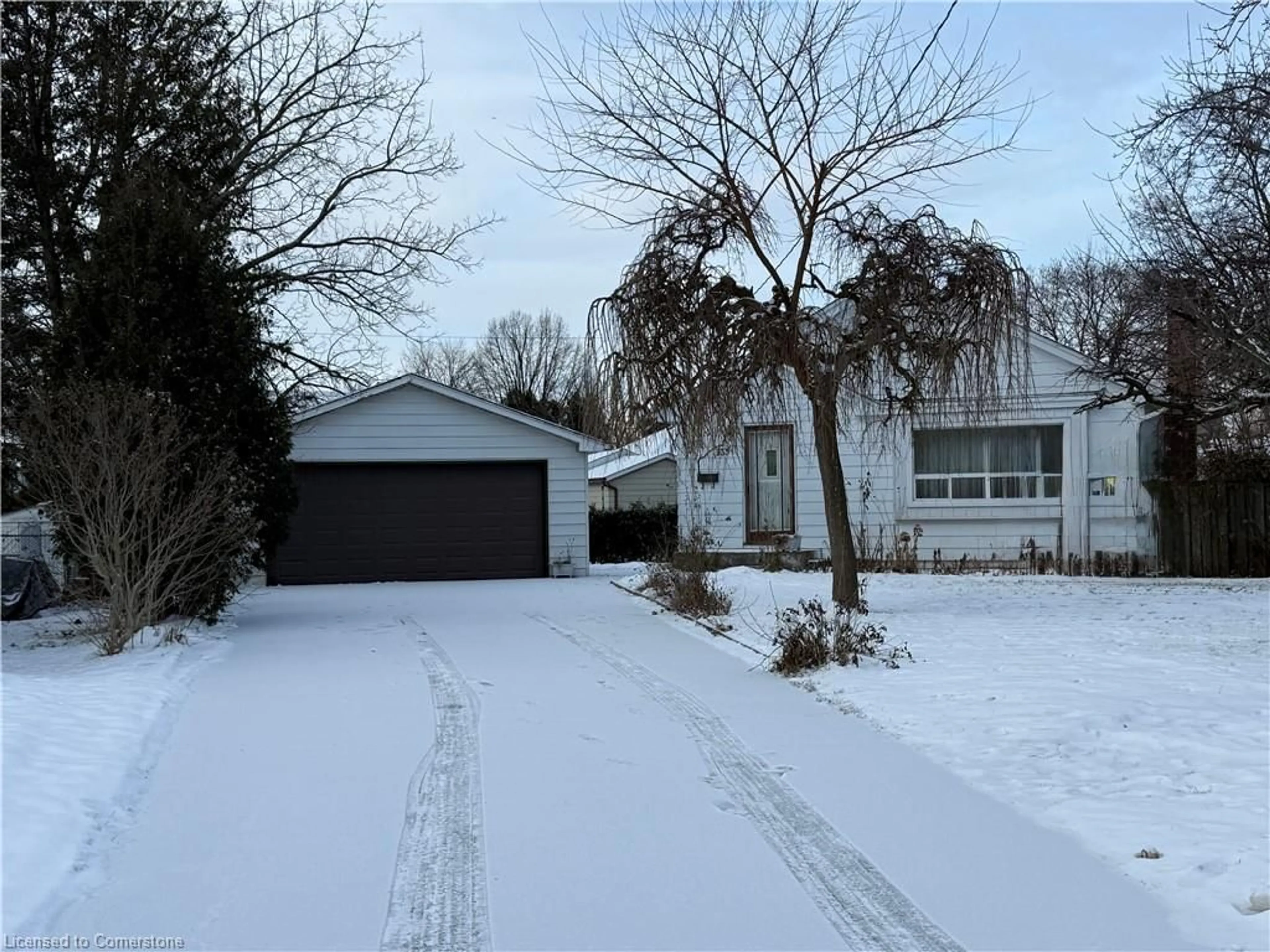 A pic from outside/outdoor area/front of a property/back of a property/a pic from drone, street for 133 Inglewood Dr, Oakville Ontario L6K 1W8