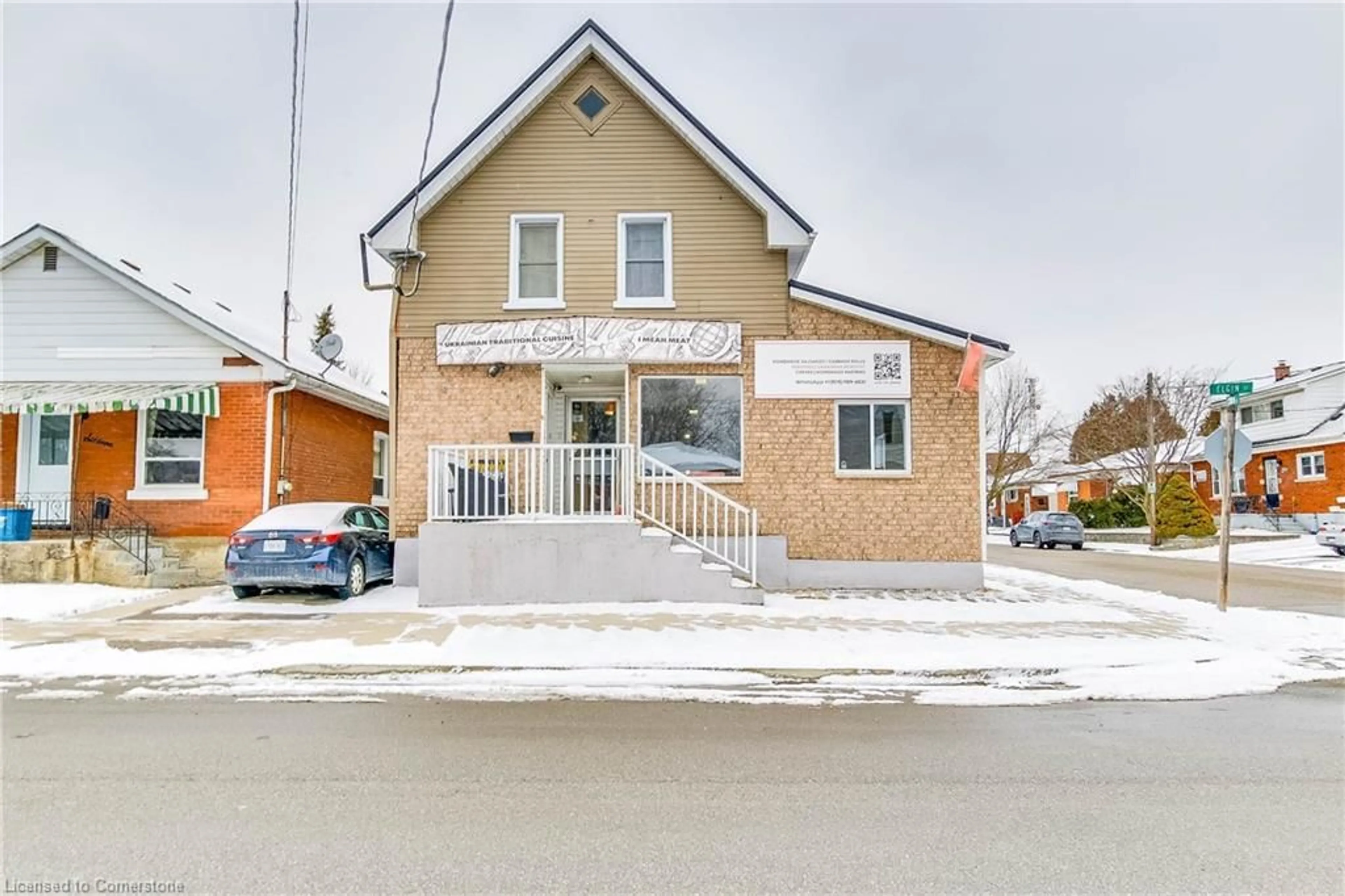 Indoor foyer for 18 Elgin St, Brantford Ontario N3R 1E6