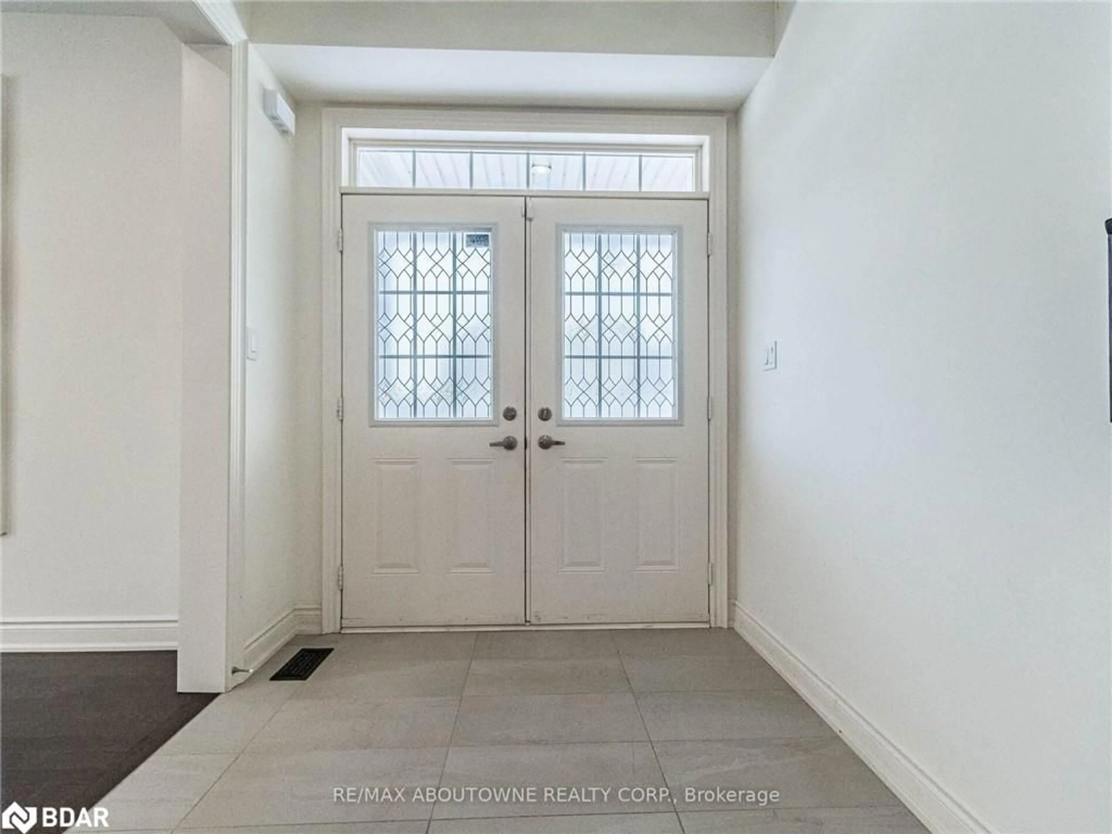 Indoor entryway for 220 Great Falls Blvd, Waterdown Ontario L8B 1Z1