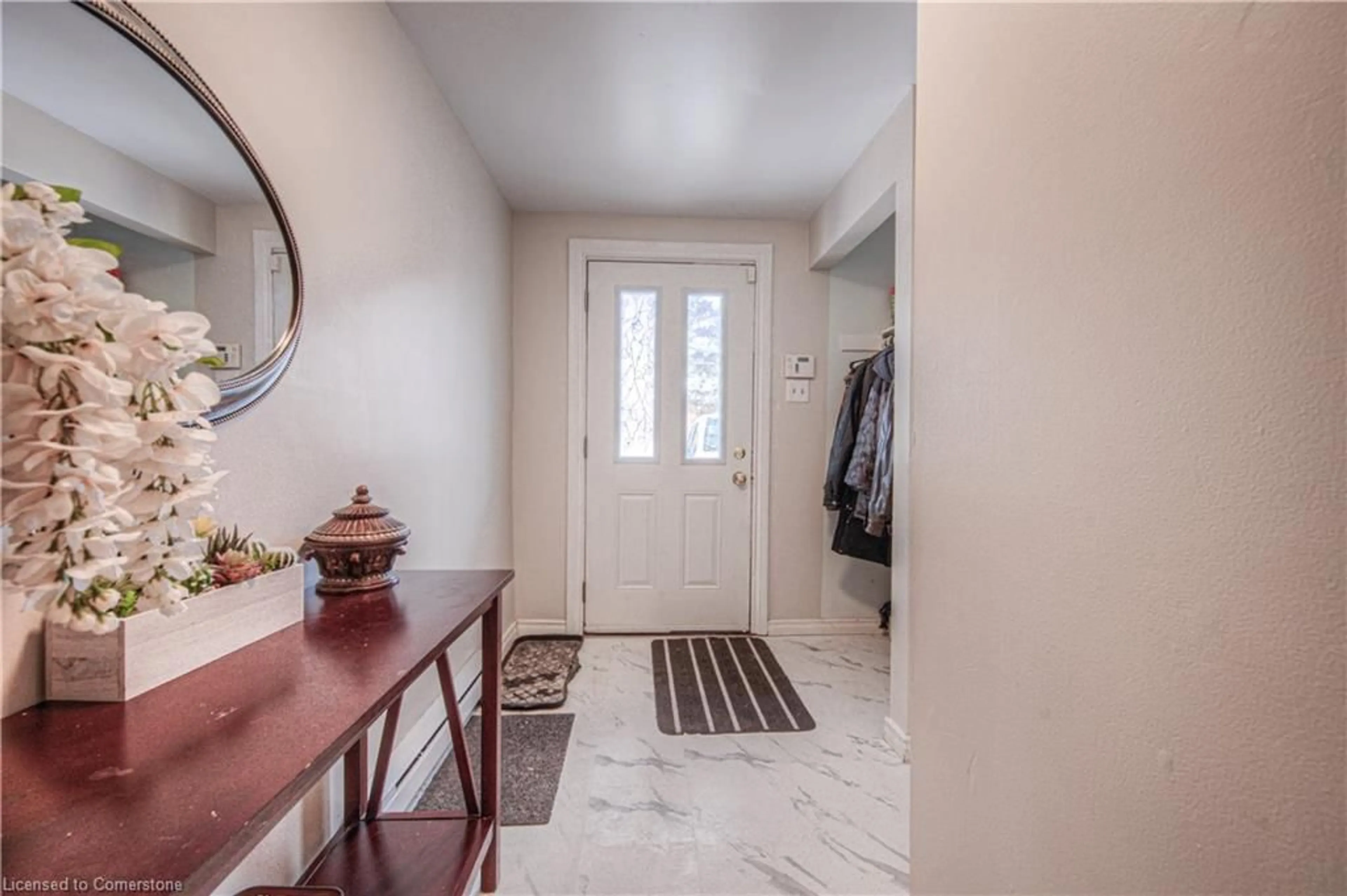 Indoor entryway for 421 Preston Pky, Cambridge Ontario N3H 4X3