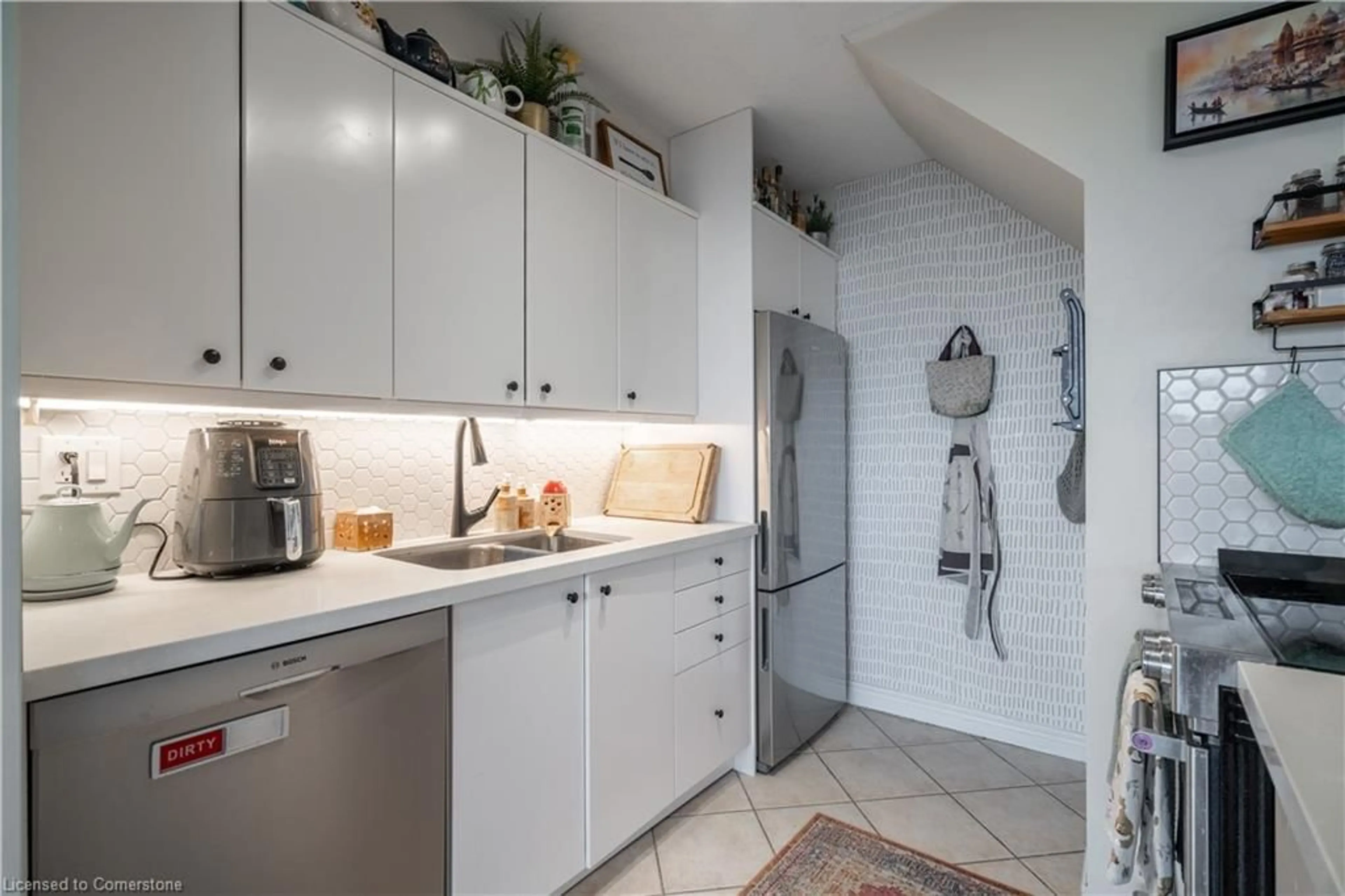 Standard kitchen, ceramic/tile floor for 10 John St #413, Dundas Ontario L9H 6J3