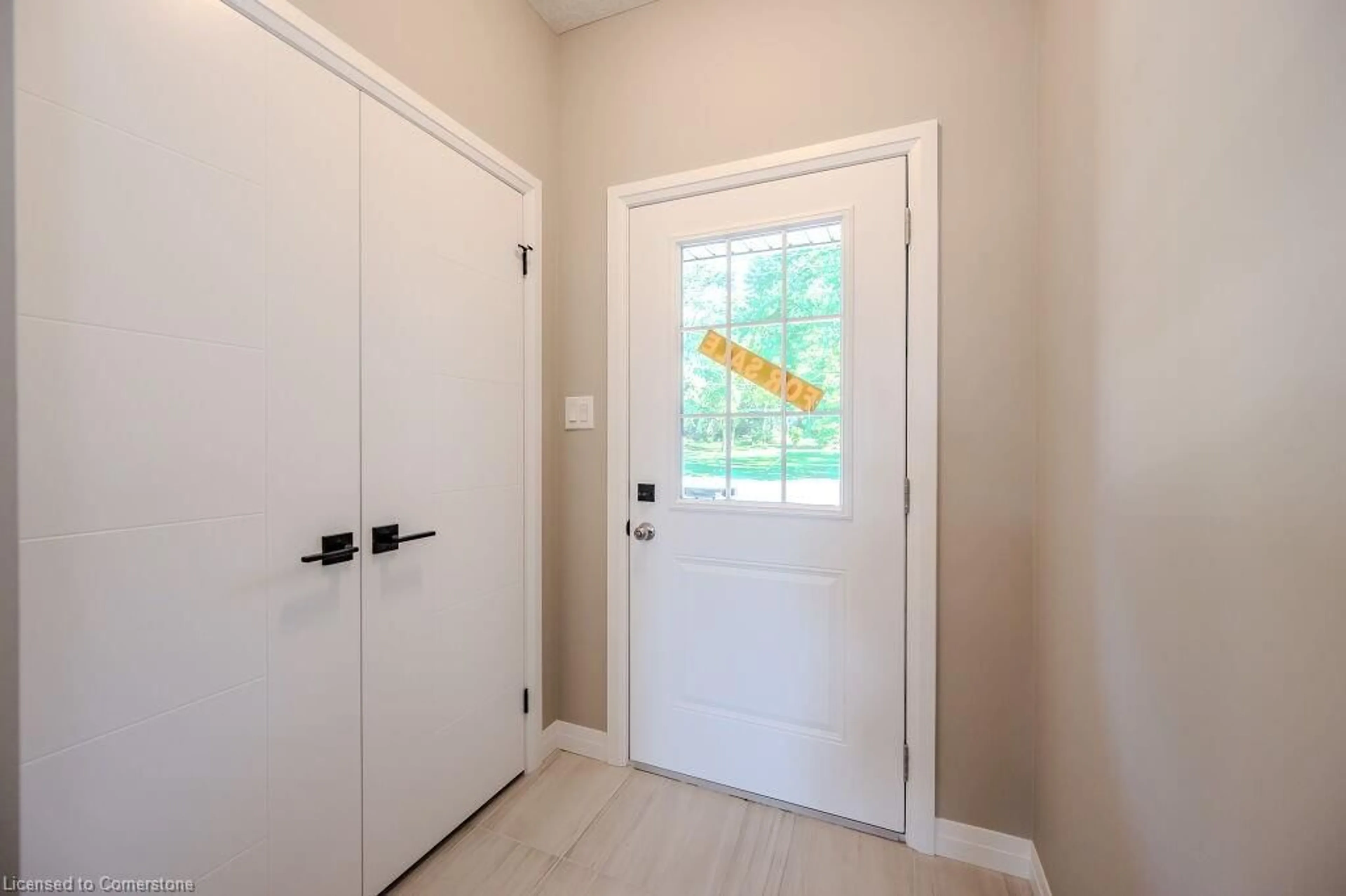 Indoor entryway for 427 Woolwich St, Waterloo Ontario N2K 0E8