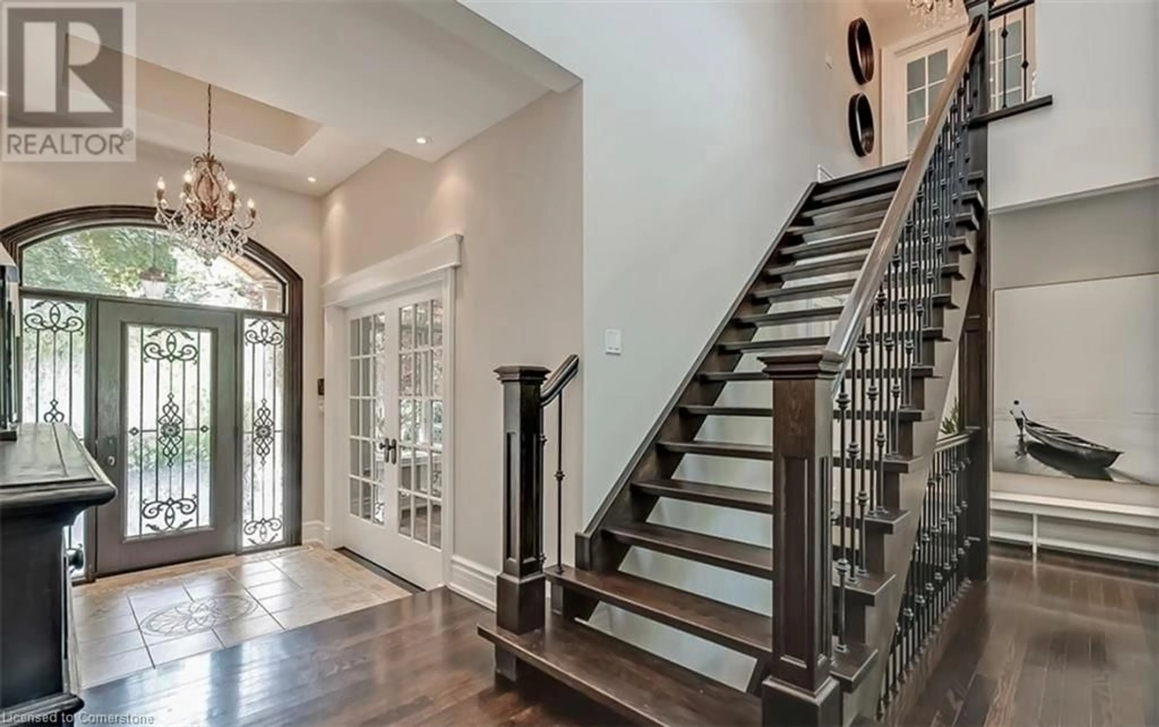 Indoor entryway for 883 Kingsway Dr, Burlington Ontario L7T 3H8