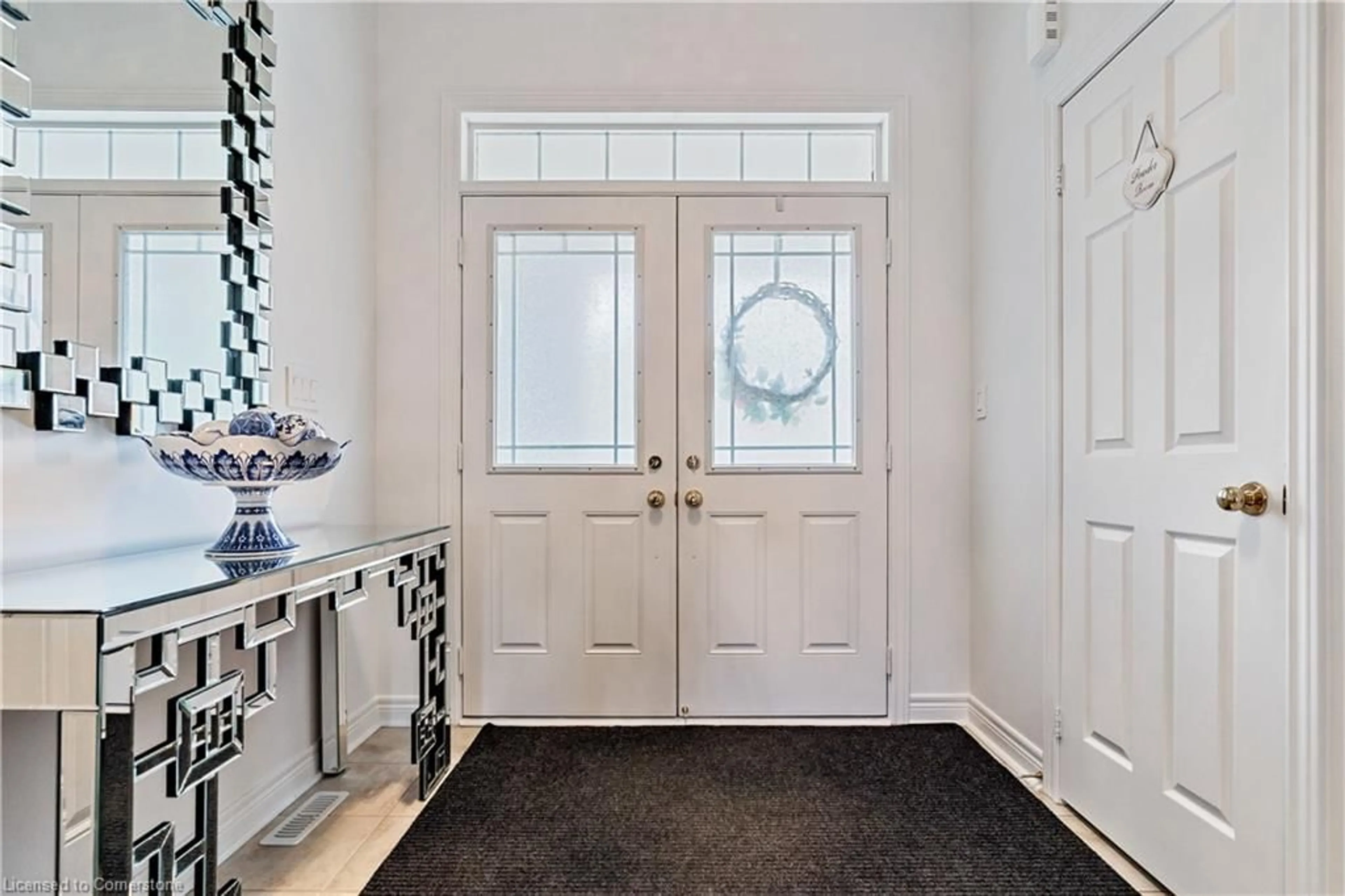 Indoor entryway for 2130 Emily Cir, Oakville Ontario L6M 0E6