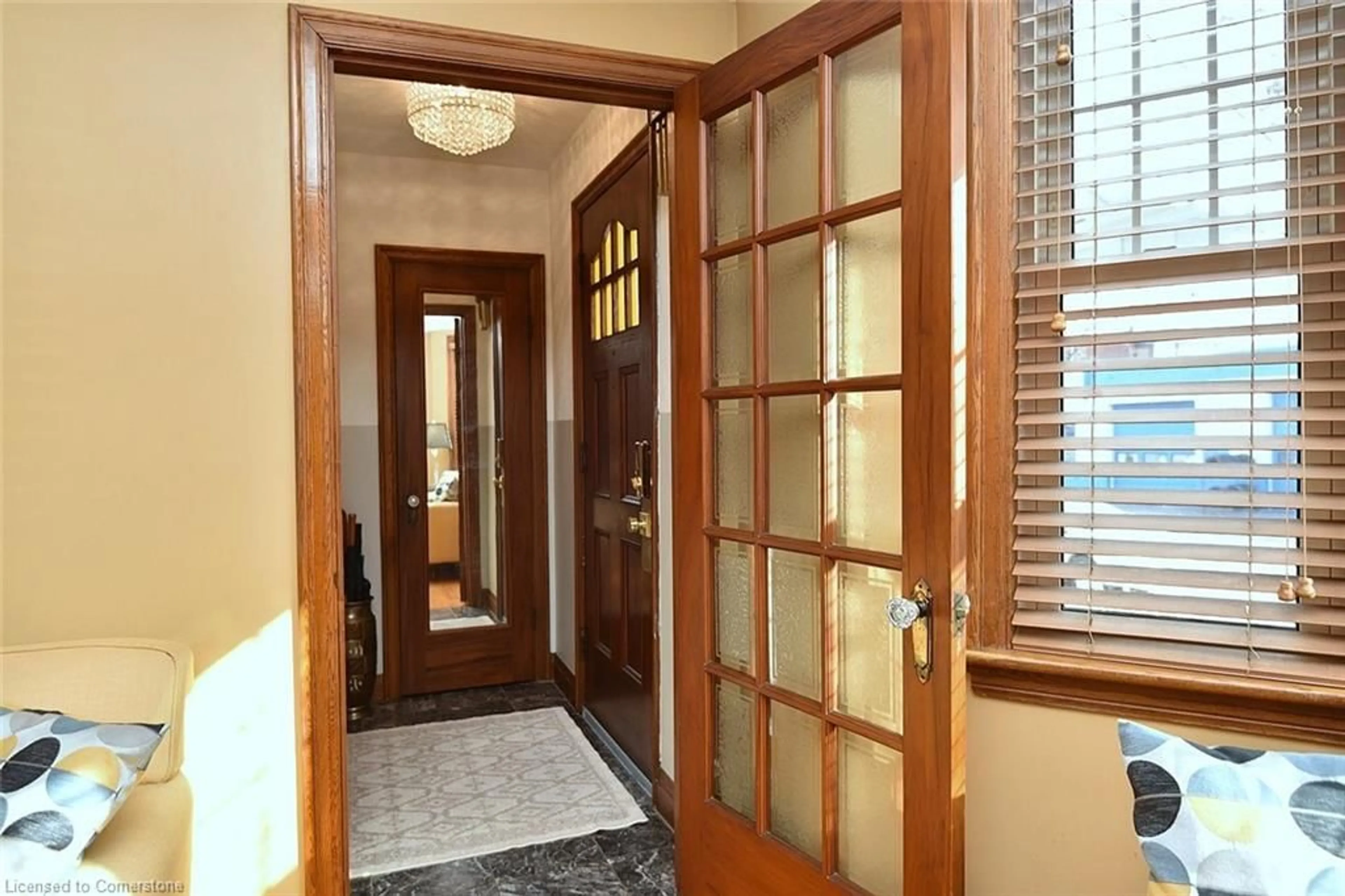 Indoor foyer for 6 Park Row, Hamilton Ontario L8K 2J4