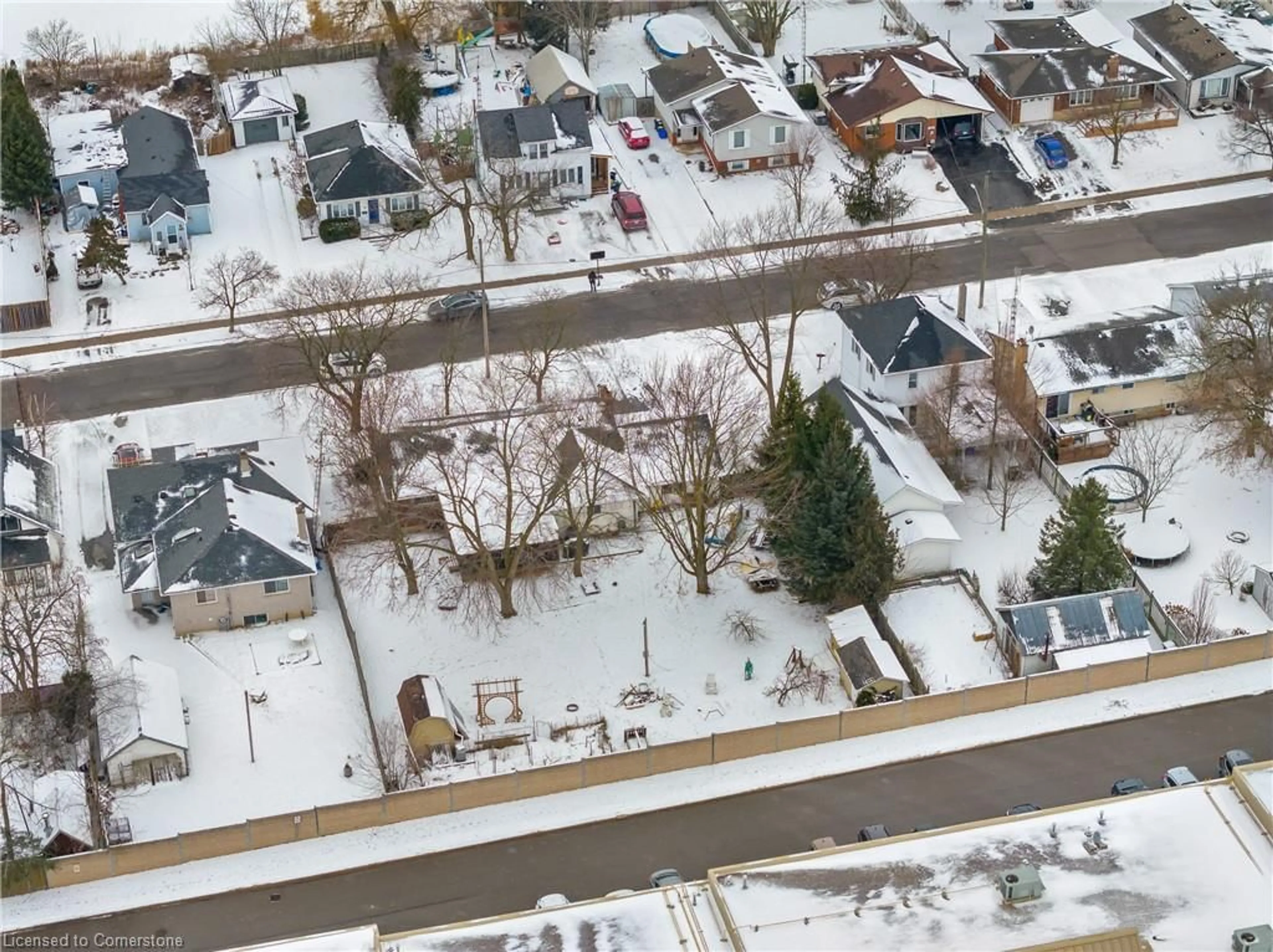 A pic from outside/outdoor area/front of a property/back of a property/a pic from drone, street for 134 Dufferin St, Smithville Ontario L0R 2A0