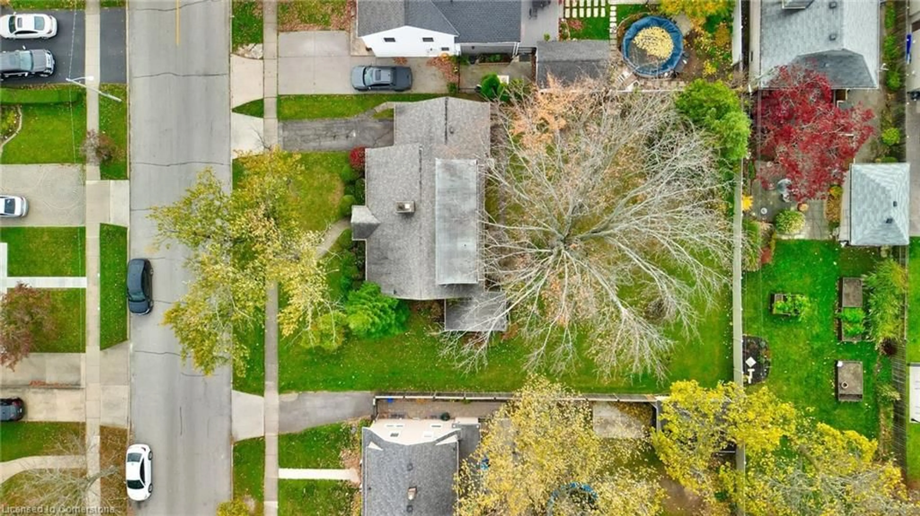 A pic from outside/outdoor area/front of a property/back of a property/a pic from drone, street for 80 South Dr, St. Catharines Ontario L2R 4V4