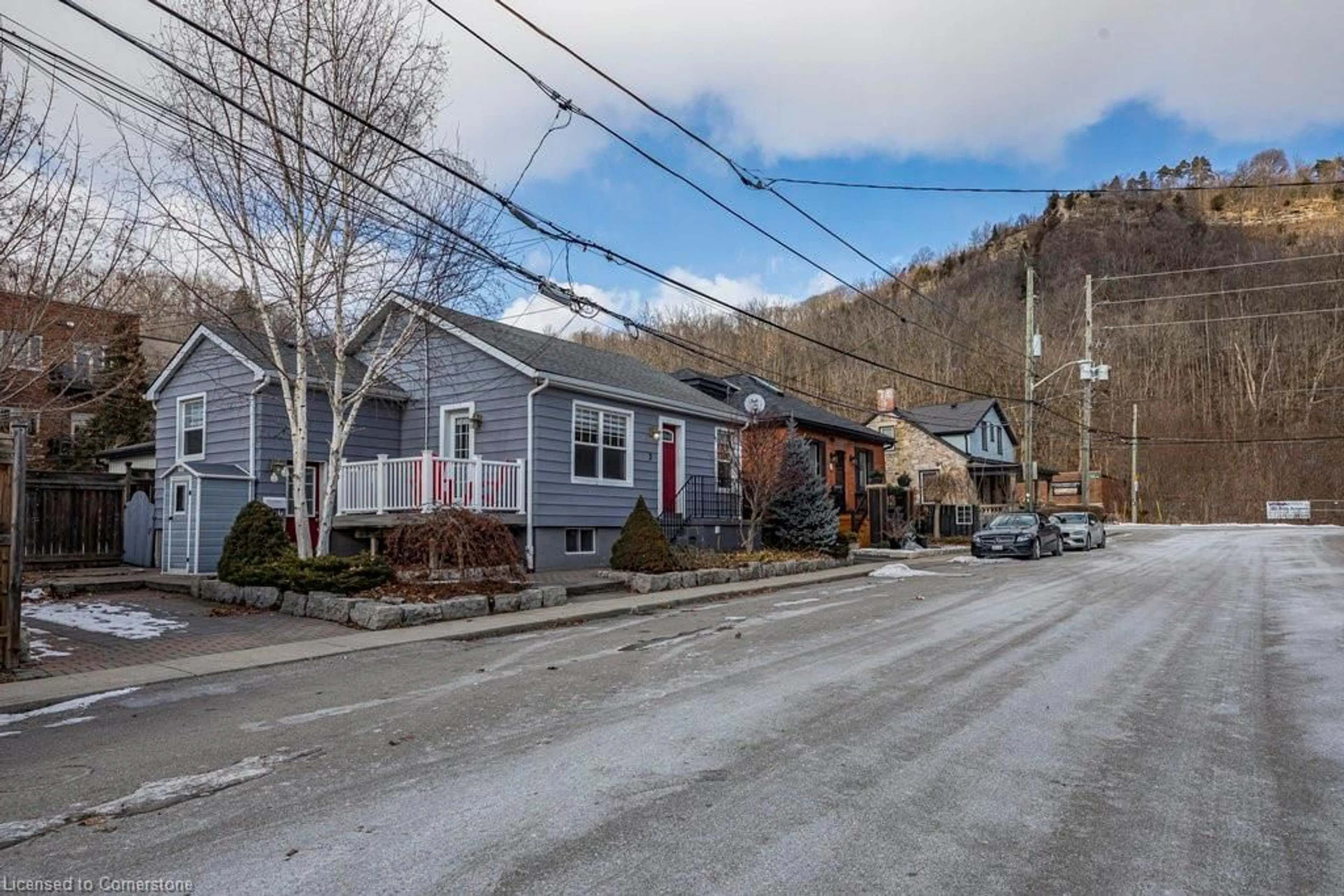 A pic from outside/outdoor area/front of a property/back of a property/a pic from drone, street for 2 Bond St, Dundas Ontario L9H 3A8