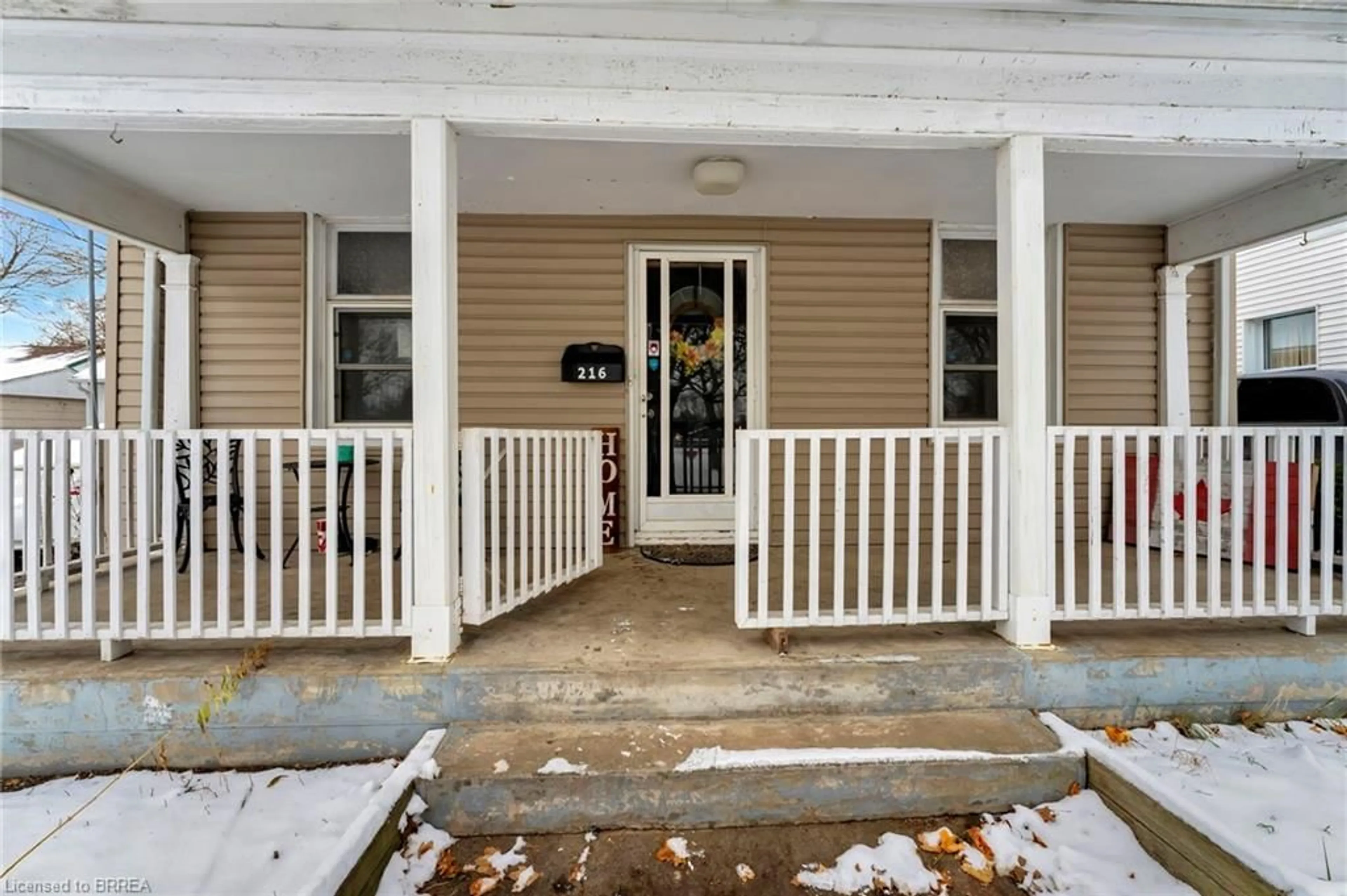 Indoor entryway for 216 Brock St, Brantford Ontario N3S 5W9