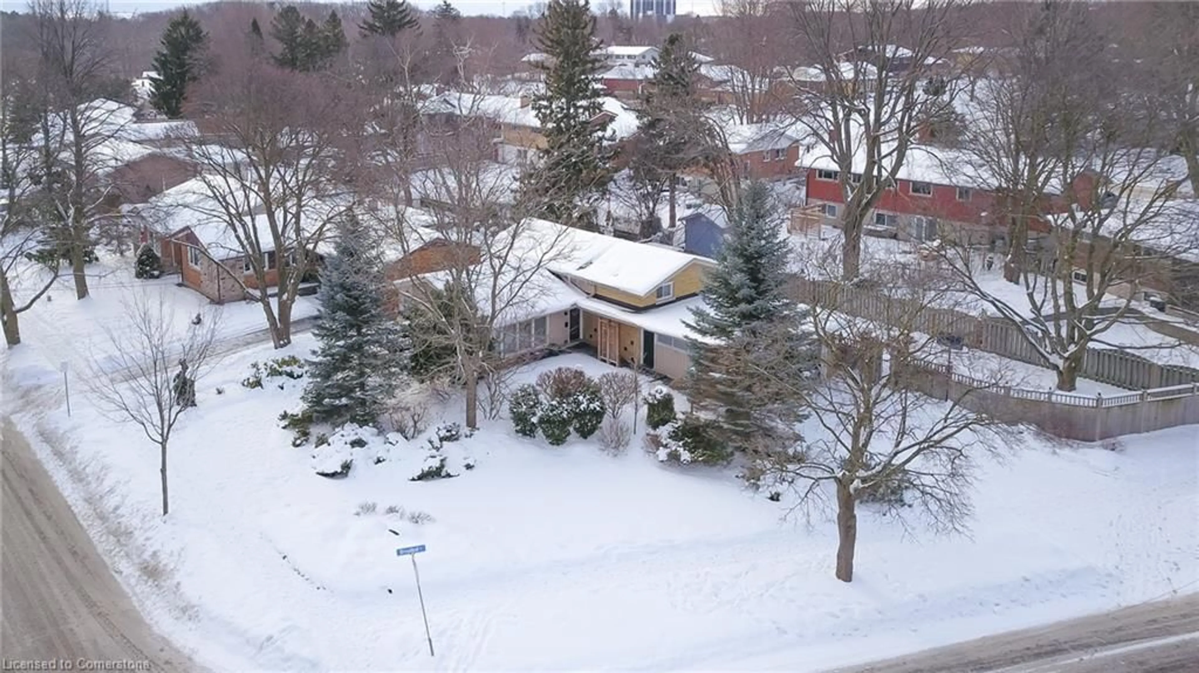 A pic from outside/outdoor area/front of a property/back of a property/a pic from drone, street for 193 Lakeside Dr, Kitchener Ontario N2M 4C7