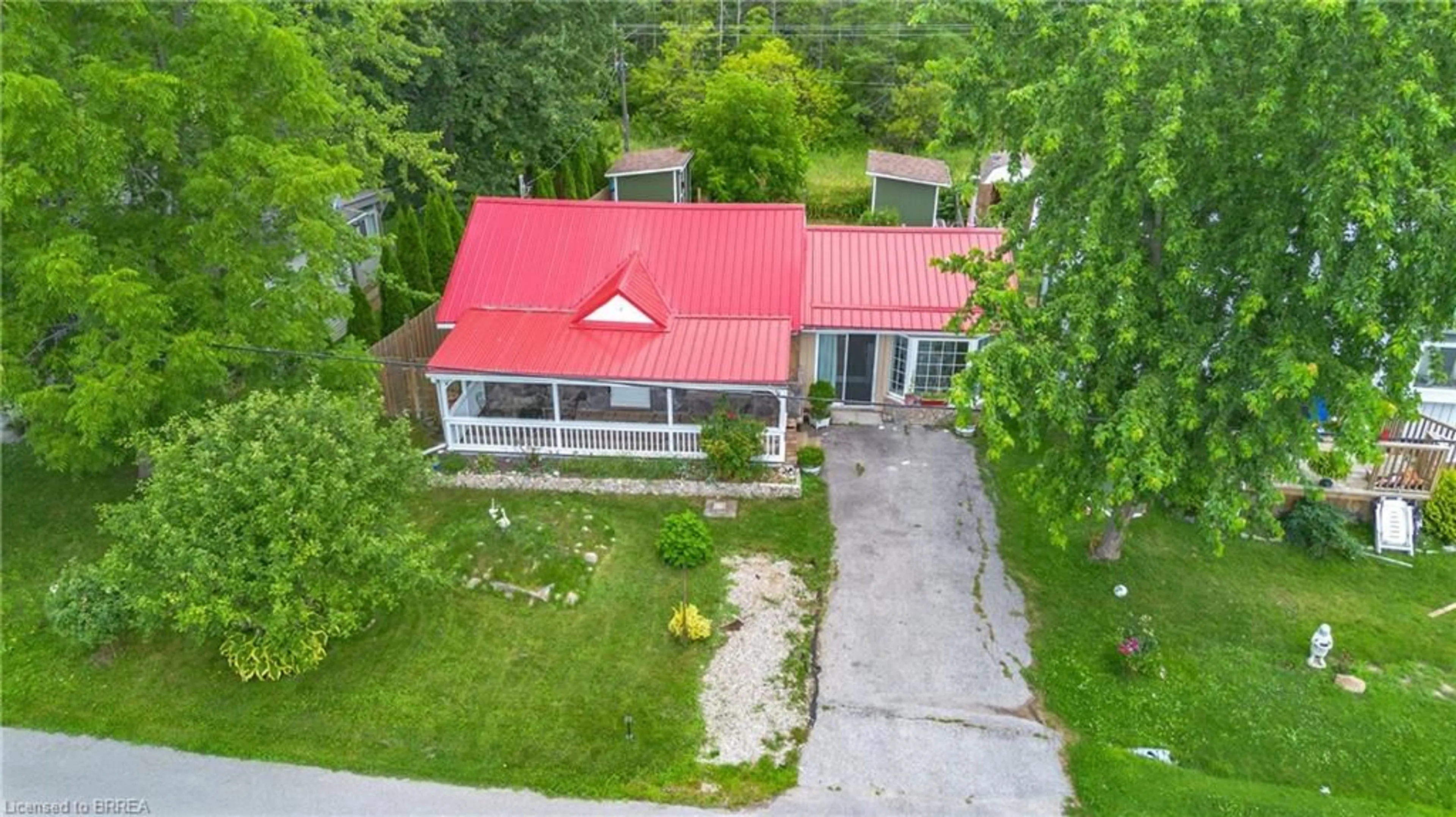 A pic from outside/outdoor area/front of a property/back of a property/a pic from drone, building for 183 Blue Water Pky, Selkirk Ontario N0A 1P0