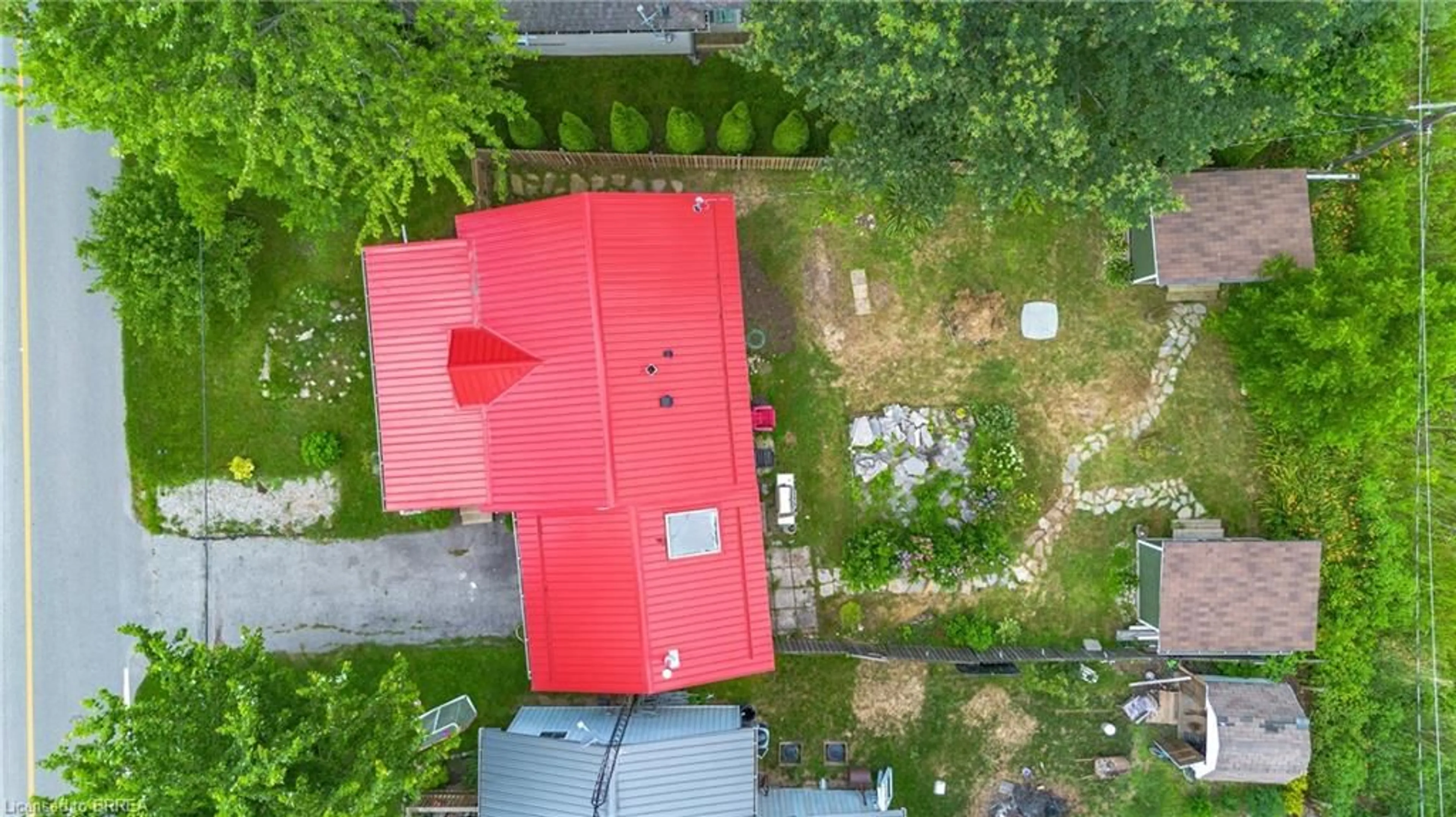 A pic from outside/outdoor area/front of a property/back of a property/a pic from drone, building for 183 Blue Water Pky, Selkirk Ontario N0A 1P0