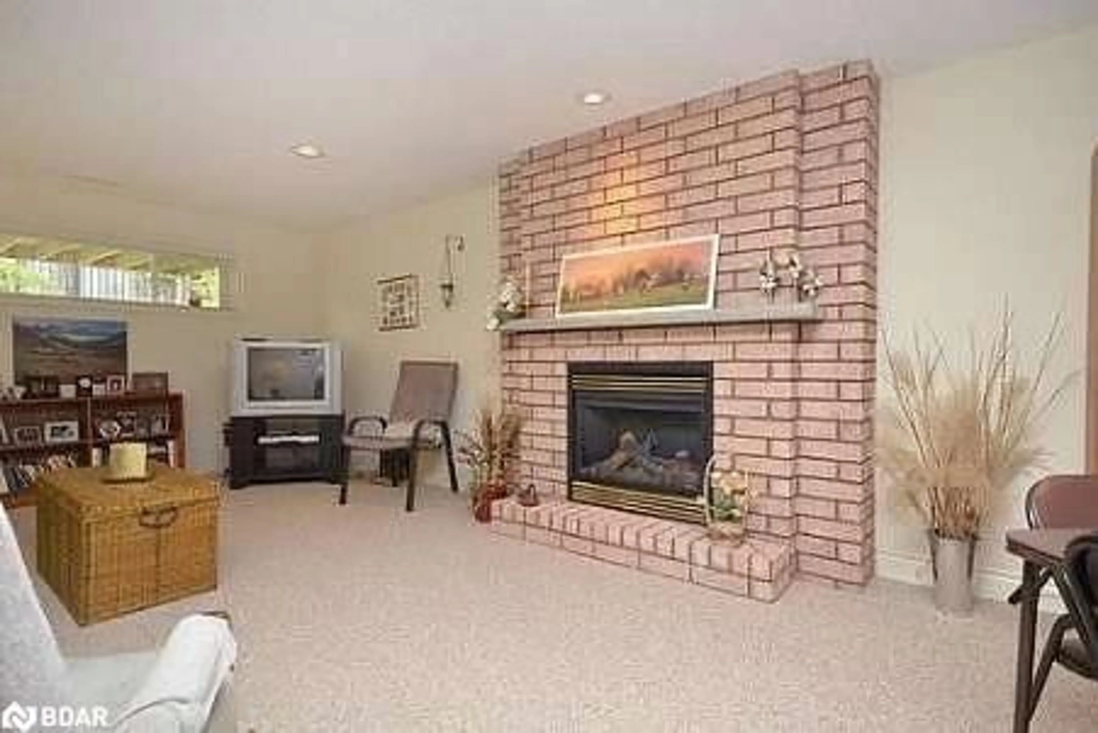 Living room with furniture, ceramic/tile floor for 150 Bella Vista Trail #28, Alliston Ontario L9R 2G8