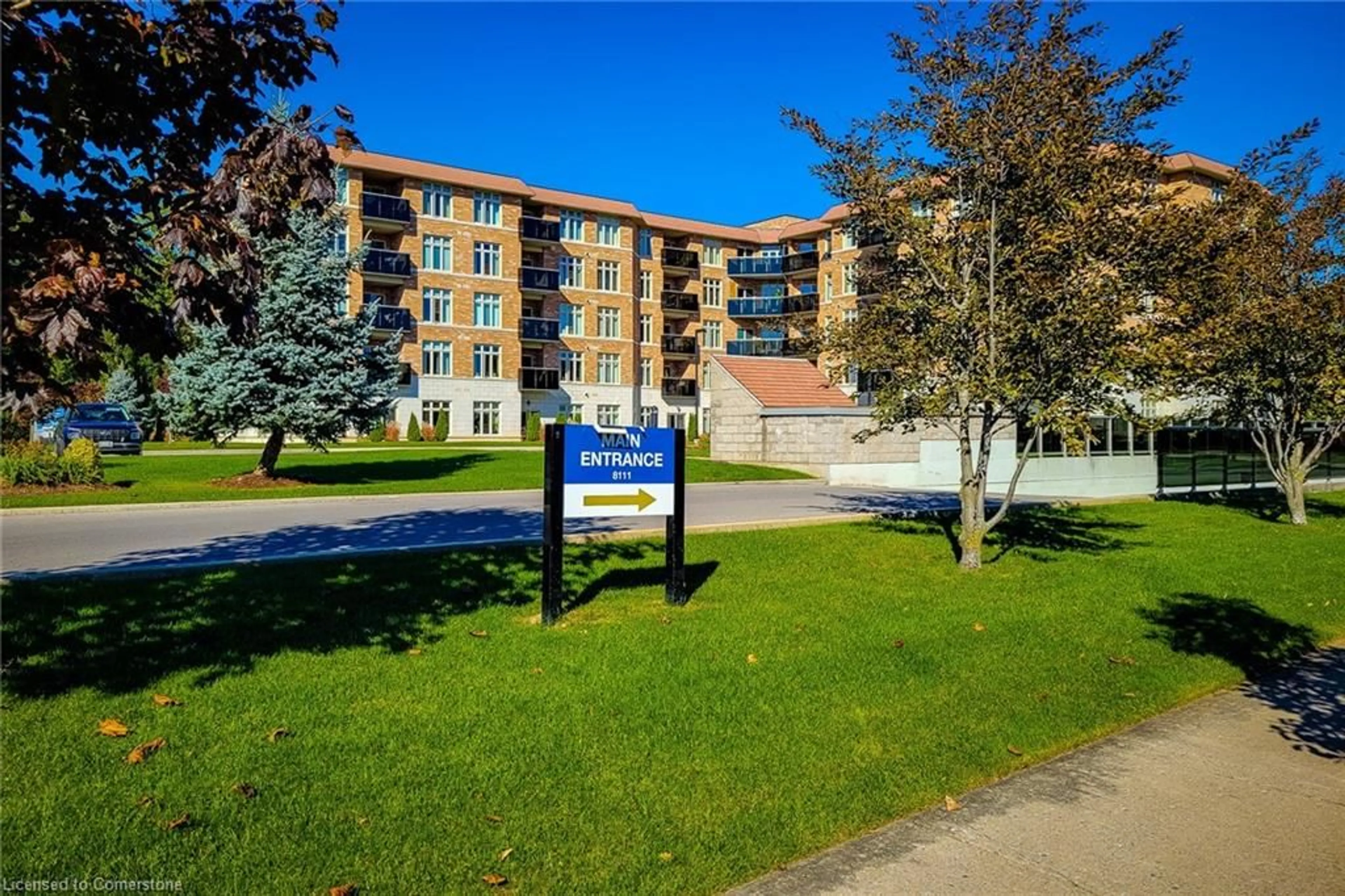 Indoor foyer for 8111 Forest Glen Dr #102, Niagara Falls Ontario L2H 2Y7