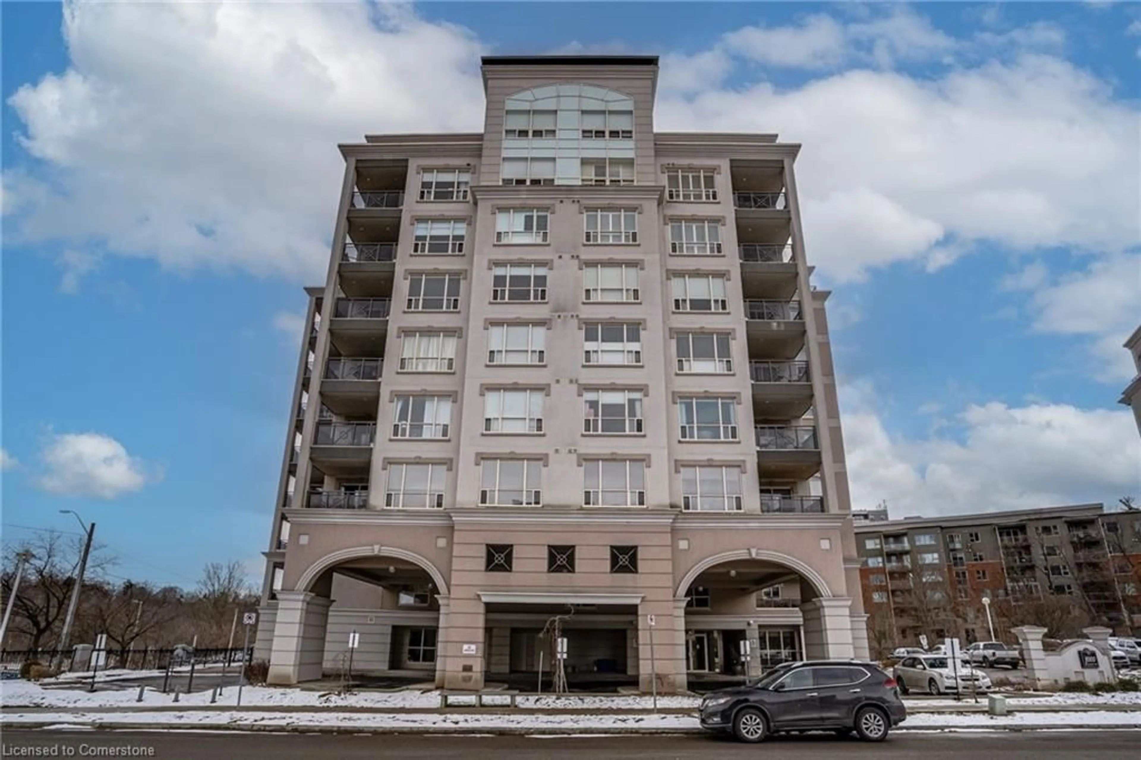 Indoor foyer for 1000 Creekside Dr #605, Dundas Ontario L9H 7S6