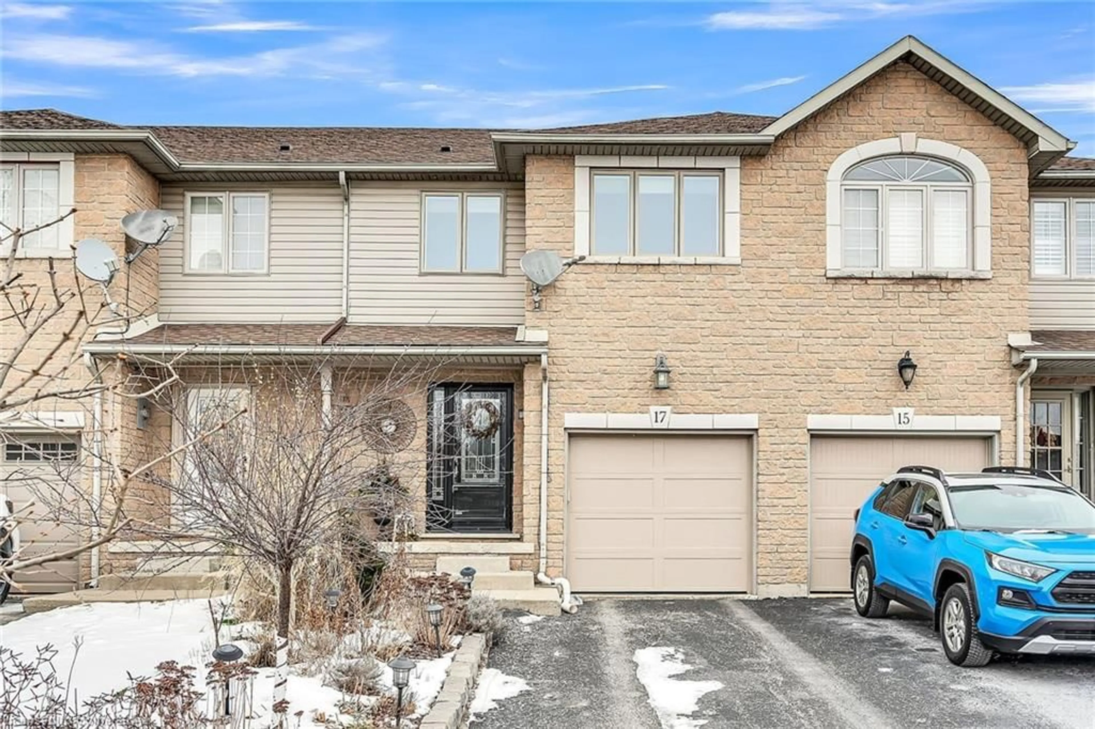 Home with brick exterior material, street for 17 Sunters Crt, Ancaster Ontario L9G 4Y8