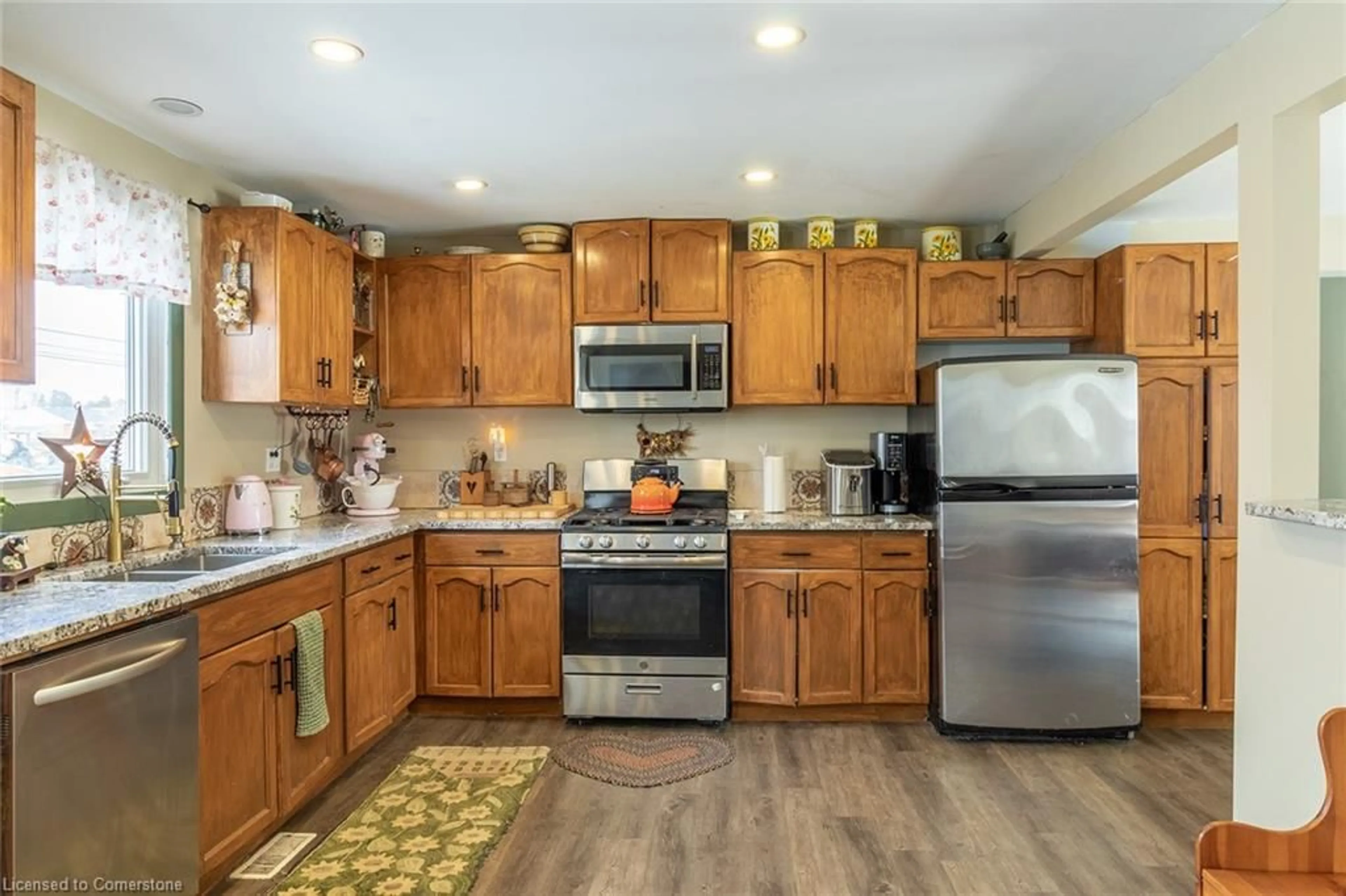 Standard kitchen, unknown for 2715 Upper James St, Glanbrook Ontario L0R 1W0