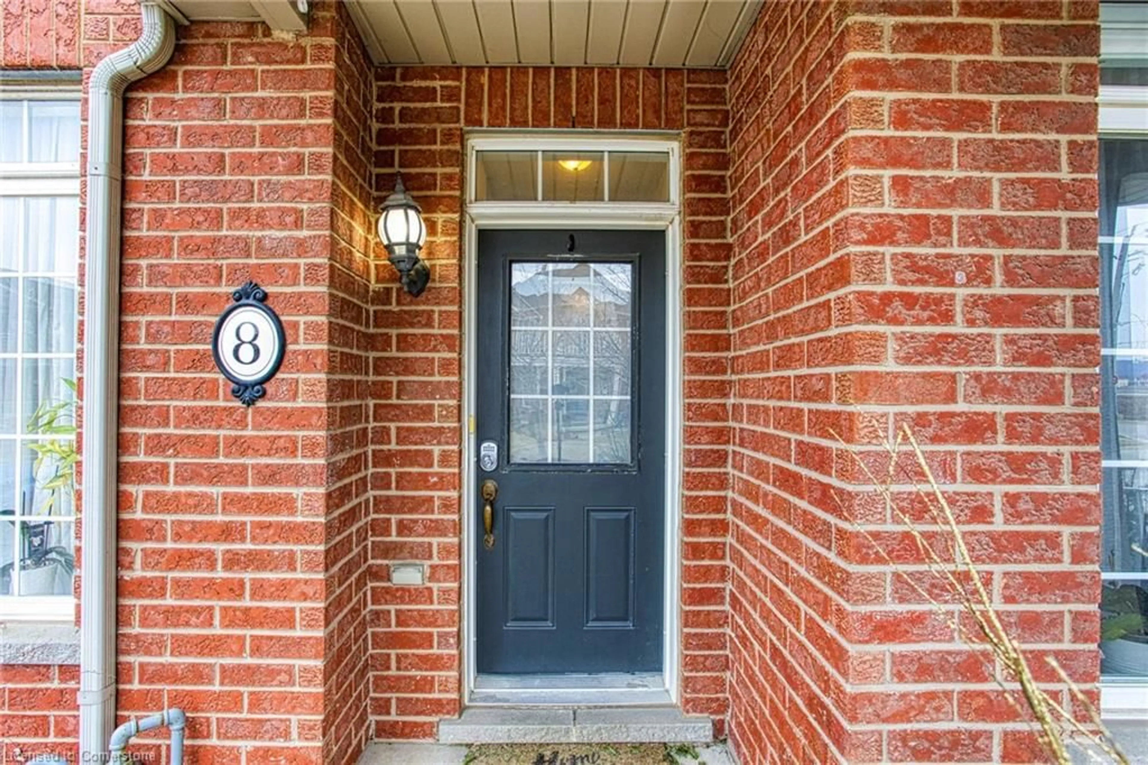 Indoor entryway for 8 Glendarling Cres, Stoney Creek Ontario L8E 0A9