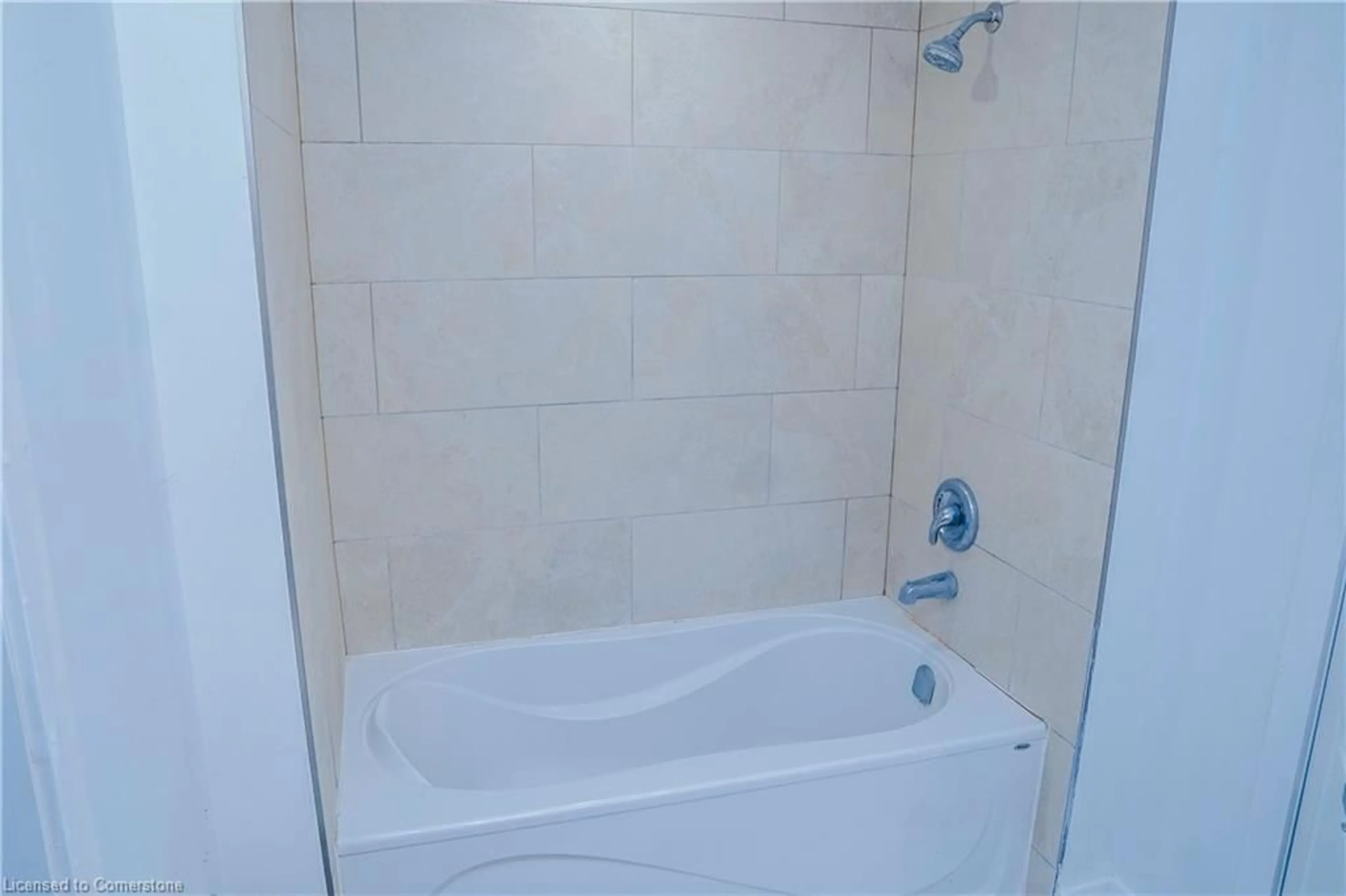 Standard bathroom, ceramic/tile floor for 40 Park Hill Rd, Cambridge Ontario N1R 1P4