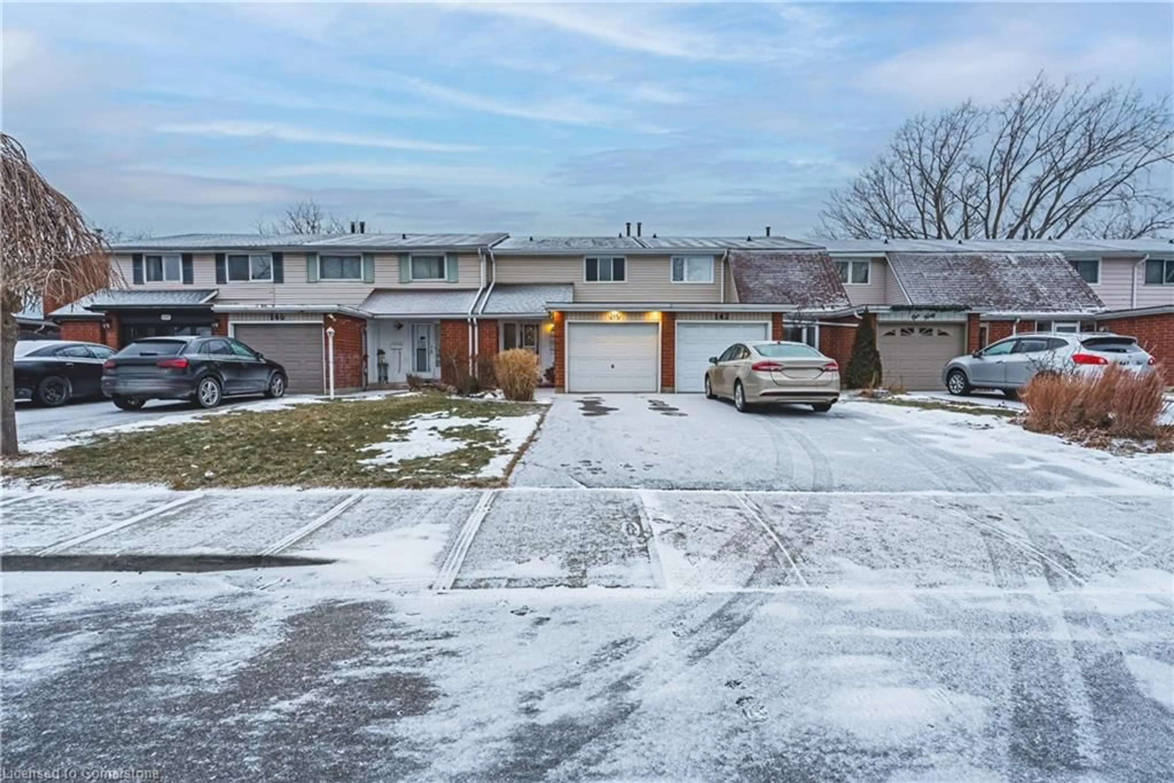 A pic from outside/outdoor area/front of a property/back of a property/a pic from drone, street for 144 St Andrews Dr, Hamilton Ontario L8K 6C3