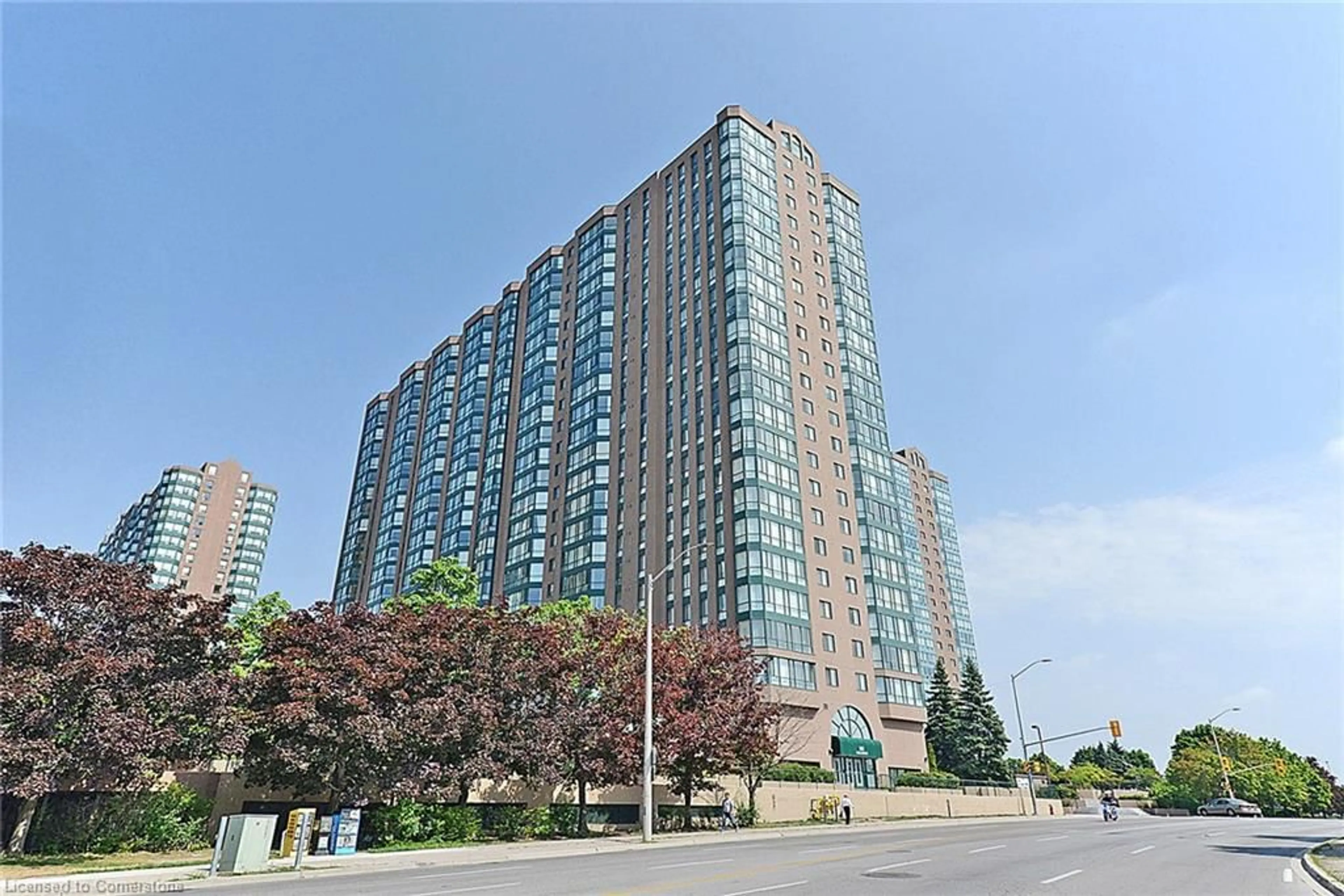 Patio, building for 135 Hillcrest Ave #1903, Mississauga Ontario L5B 4B1