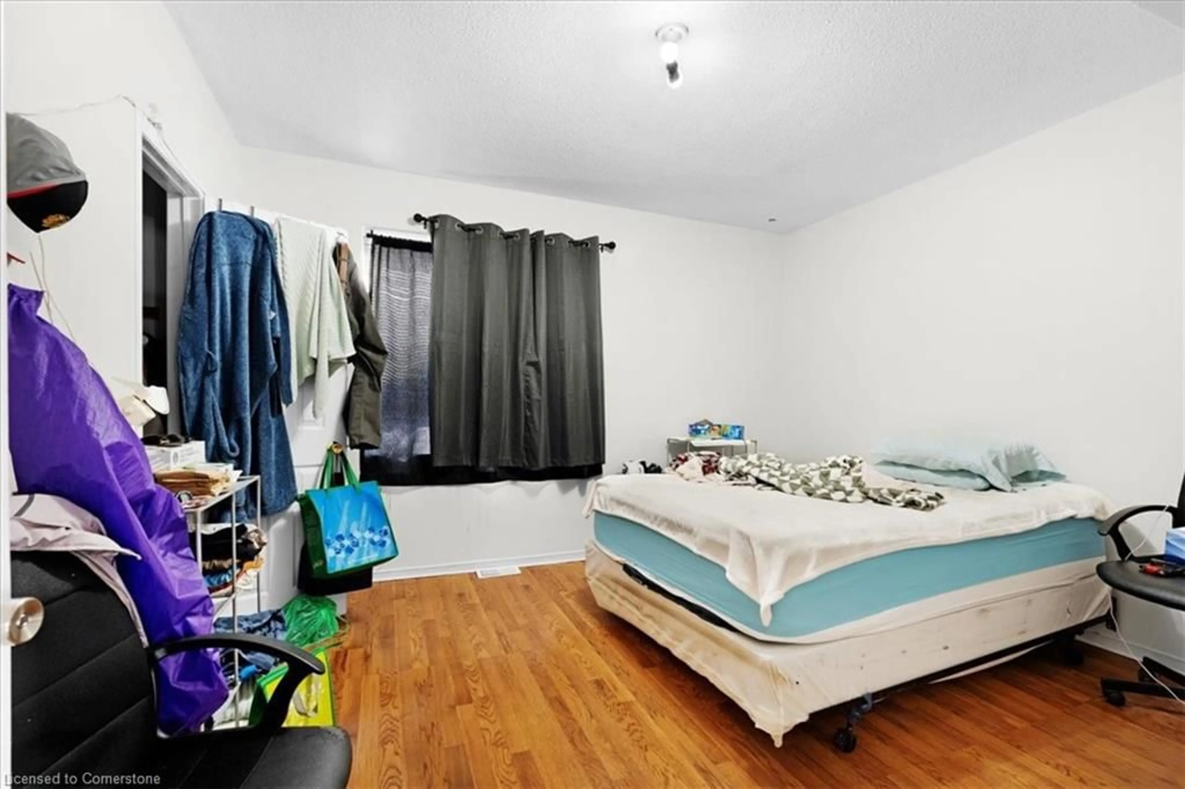 A pic of a room for 770 Barton St, Hamilton Ontario L8L 3B1