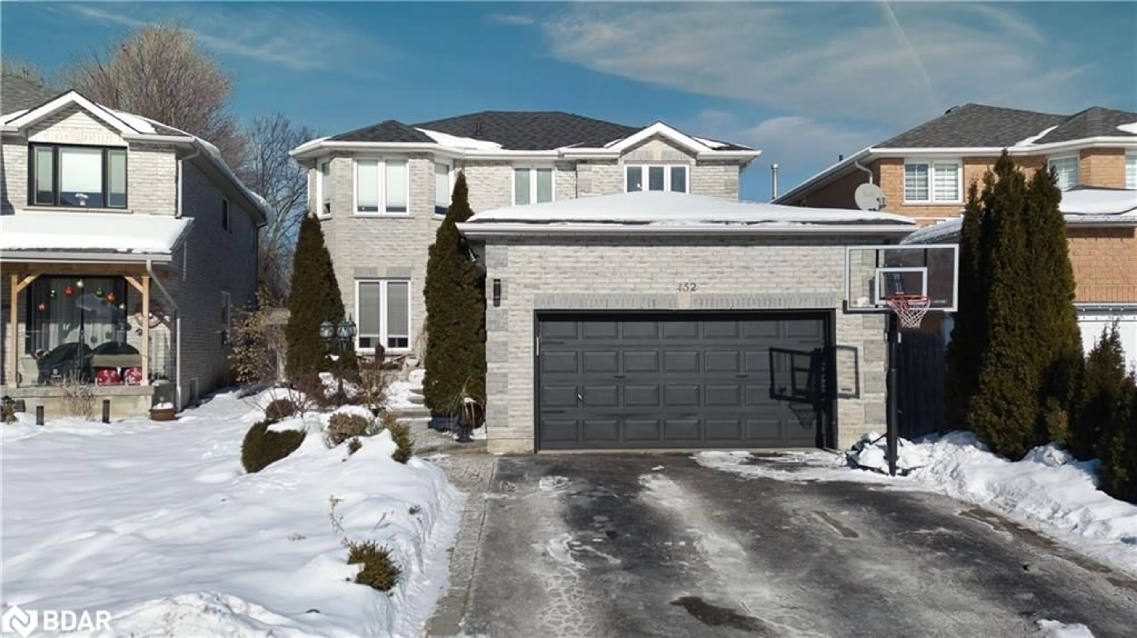 A pic from outside/outdoor area/front of a property/back of a property/a pic from drone, street for 152 Esther Dr, Barrie Ontario L4N 9T1