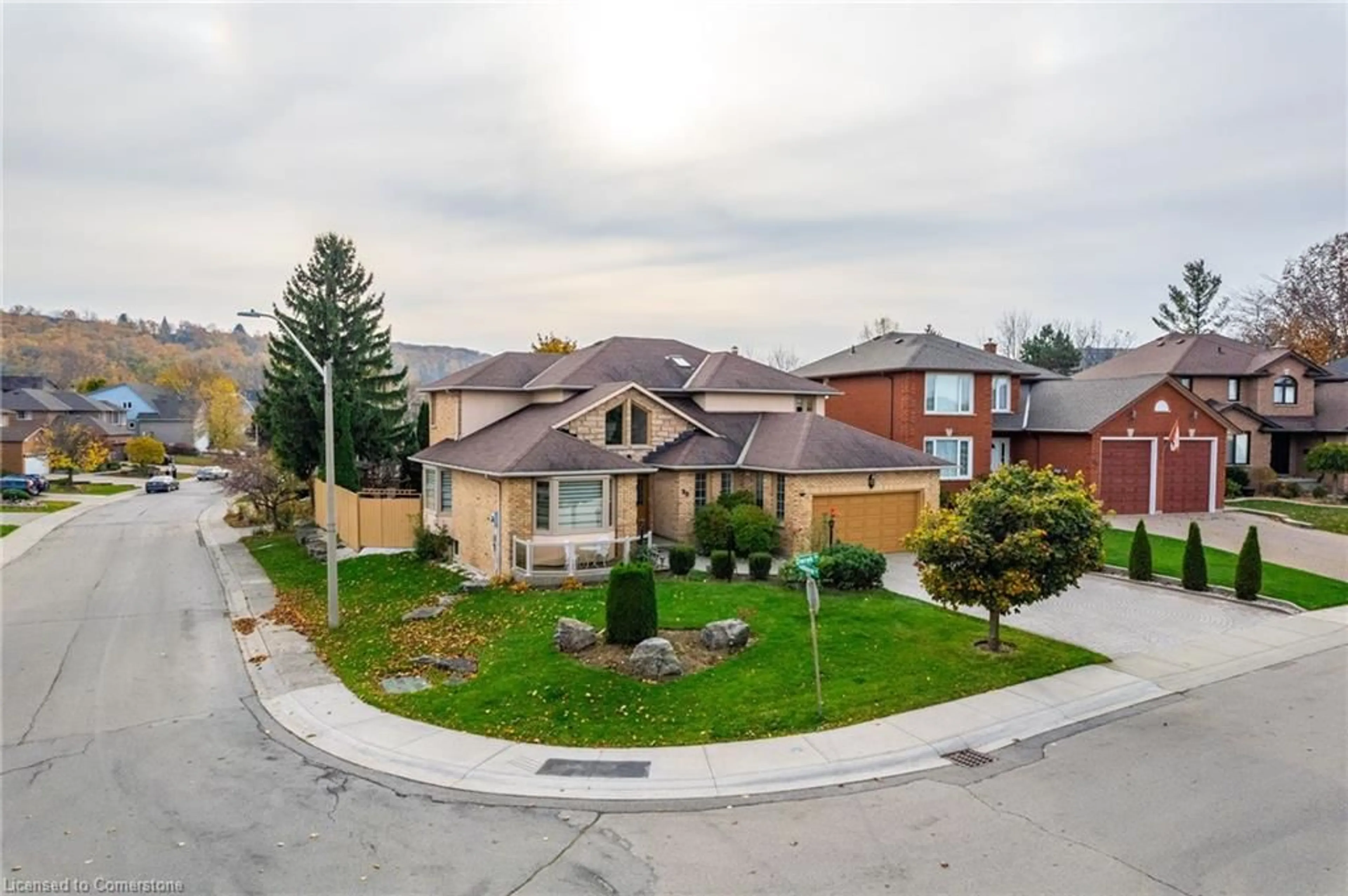 A pic from outside/outdoor area/front of a property/back of a property/a pic from drone, street for 90 Derek Dr, Hamilton Ontario L8G 5A7