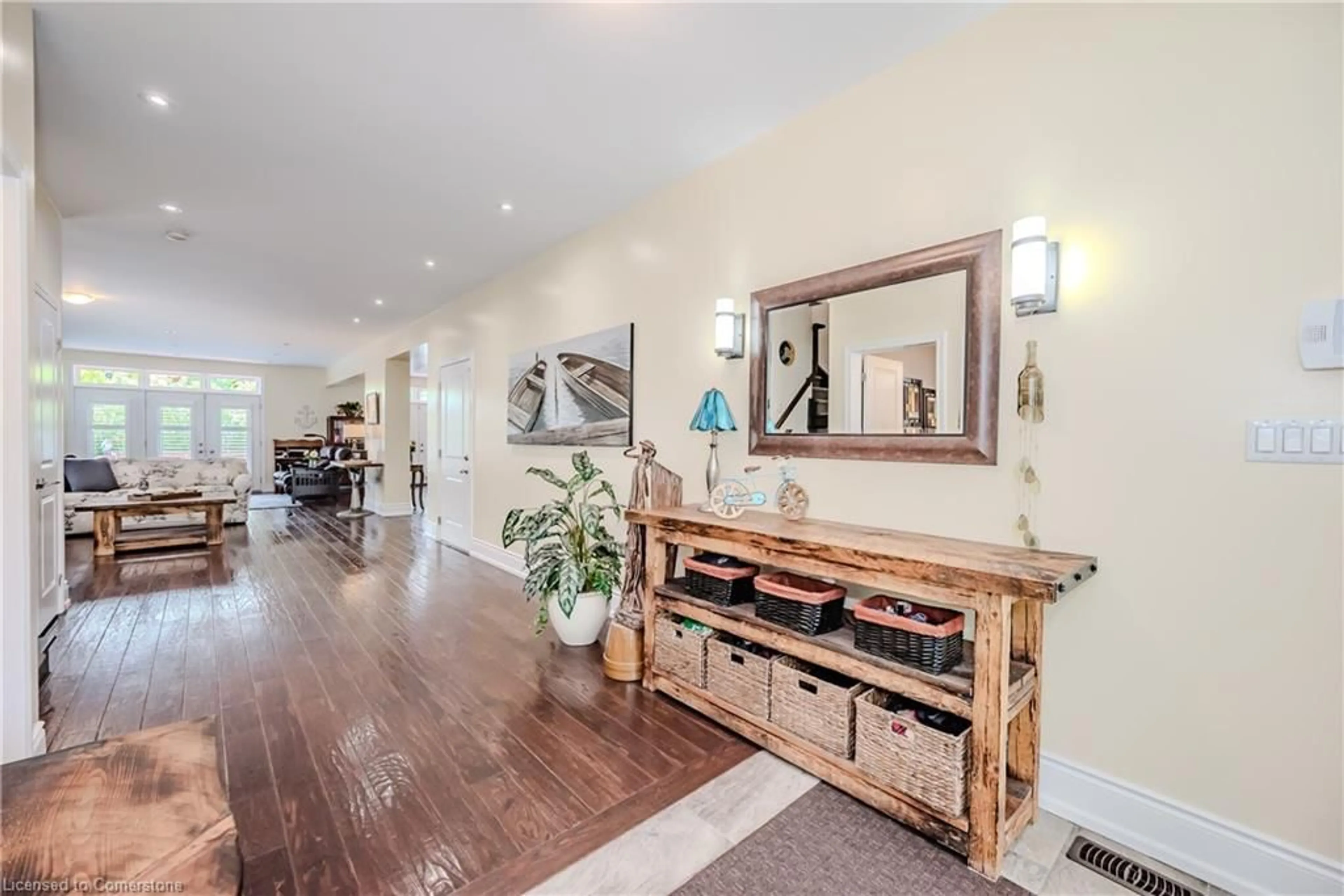 Indoor foyer for 974 Beach Blvd, Hamilton Ontario L8H 6Z4