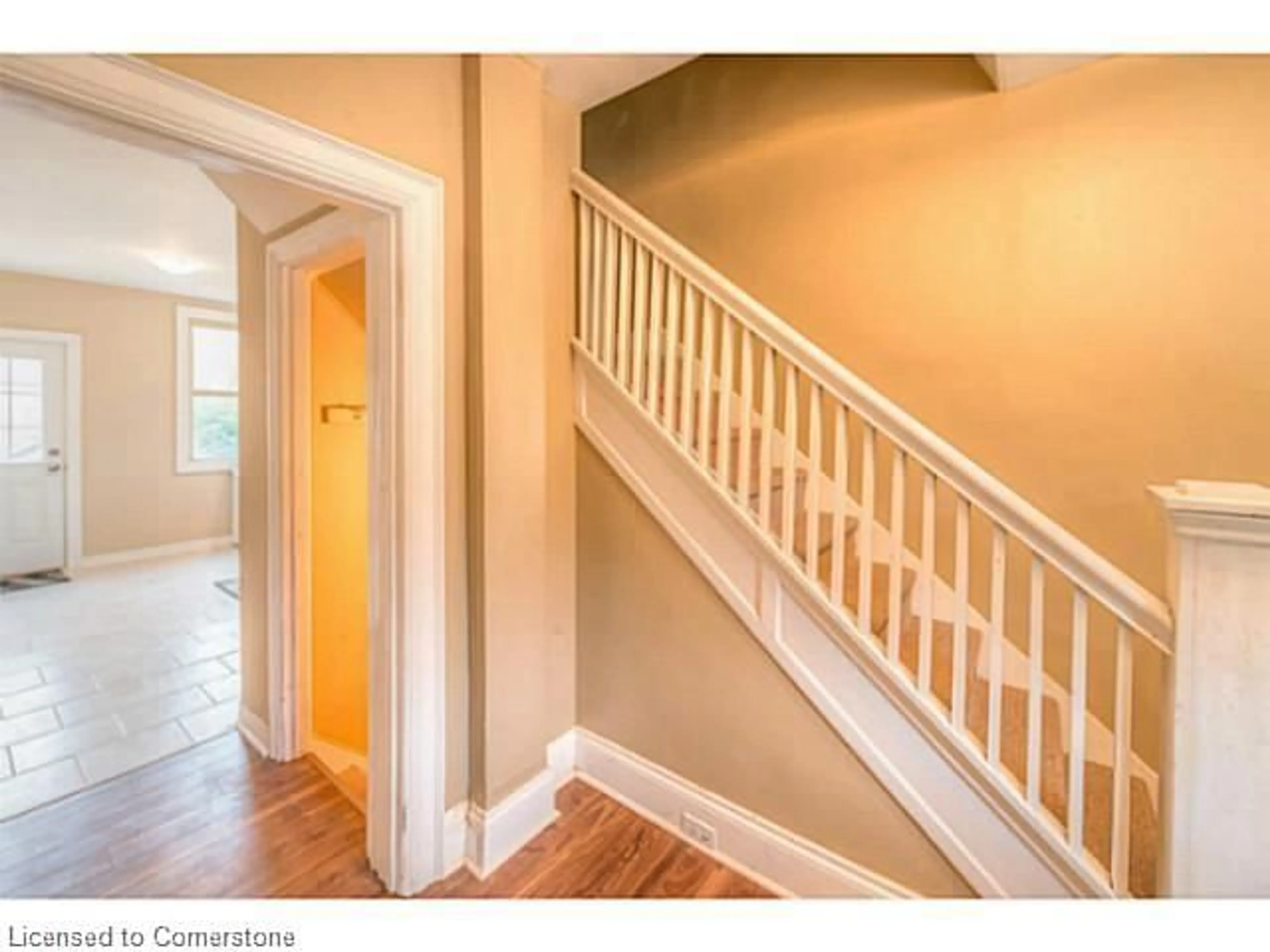 Indoor entryway for 296 Dunsmure Rd, Hamilton Ontario L8M 1T1